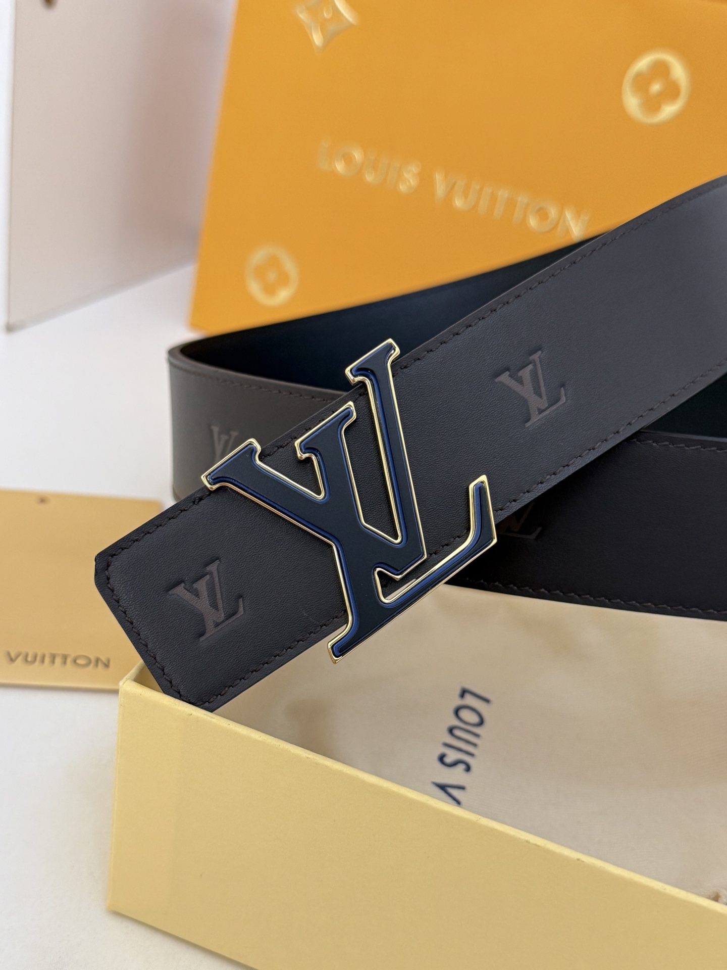 LV暗纹咖啡身三层扣皮带｜40mm标准宽度         高级雾感咖啡色皮料，低调压印暗纹标识，质感直接拉满 三层立体