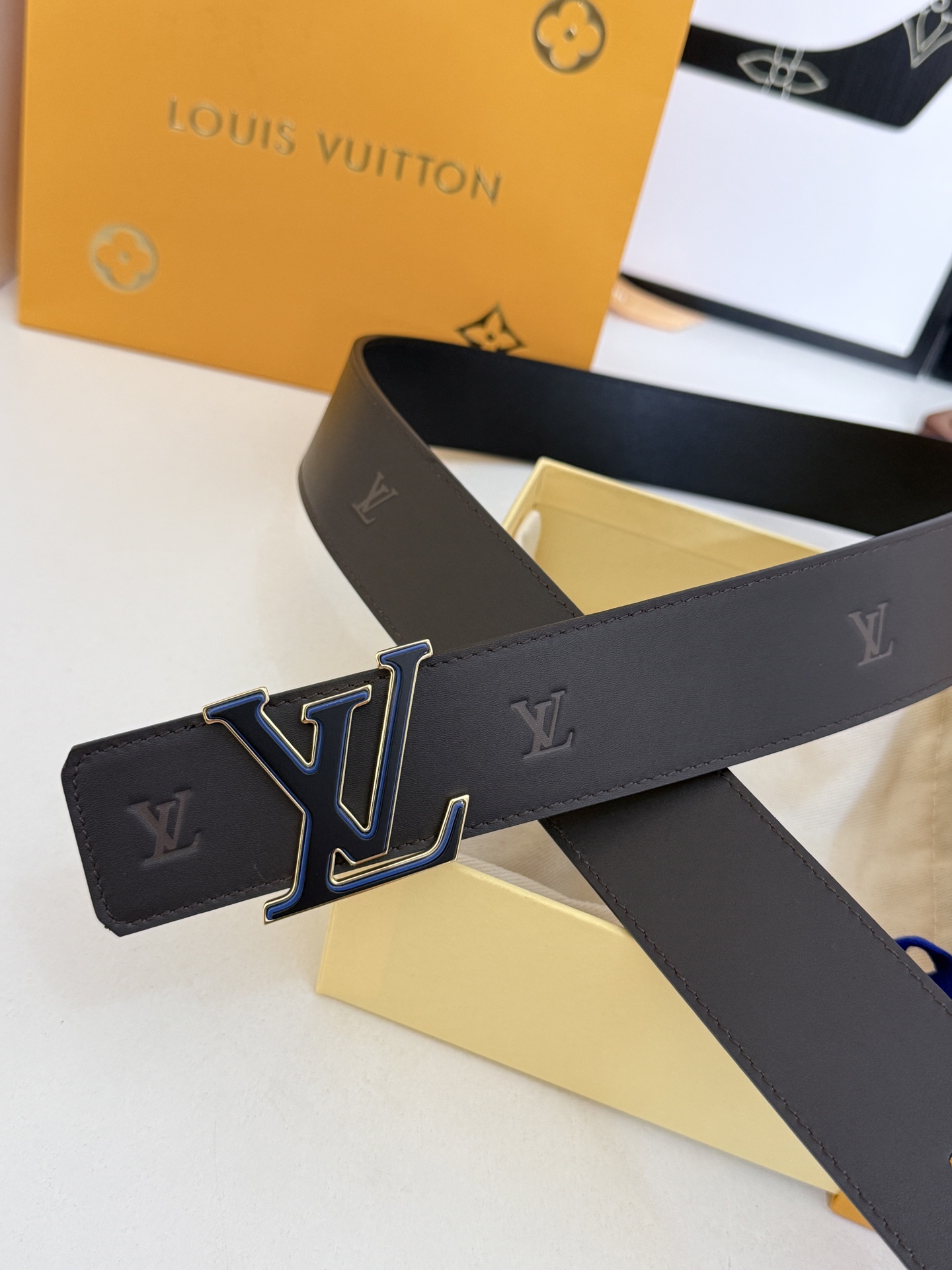 LV暗纹咖啡身三层扣皮带｜40mm标准宽度         高级雾感咖啡色皮料，低调压印暗纹标识，质感直接拉满 三层立体