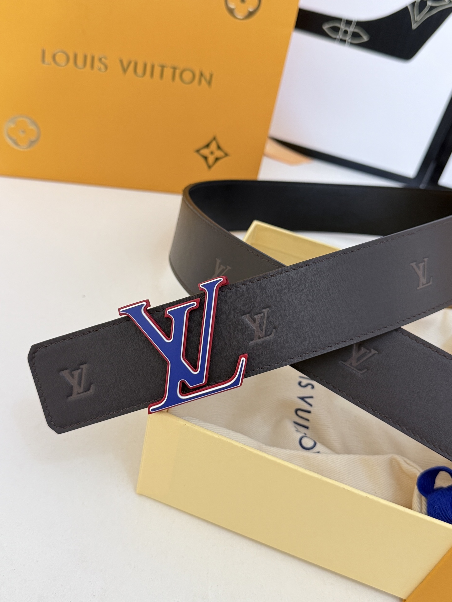 LV暗纹咖啡身三层扣皮带｜40mm标准宽度         高级雾感咖啡色皮料，低调压印暗纹标识，质感直接拉满 三层立体