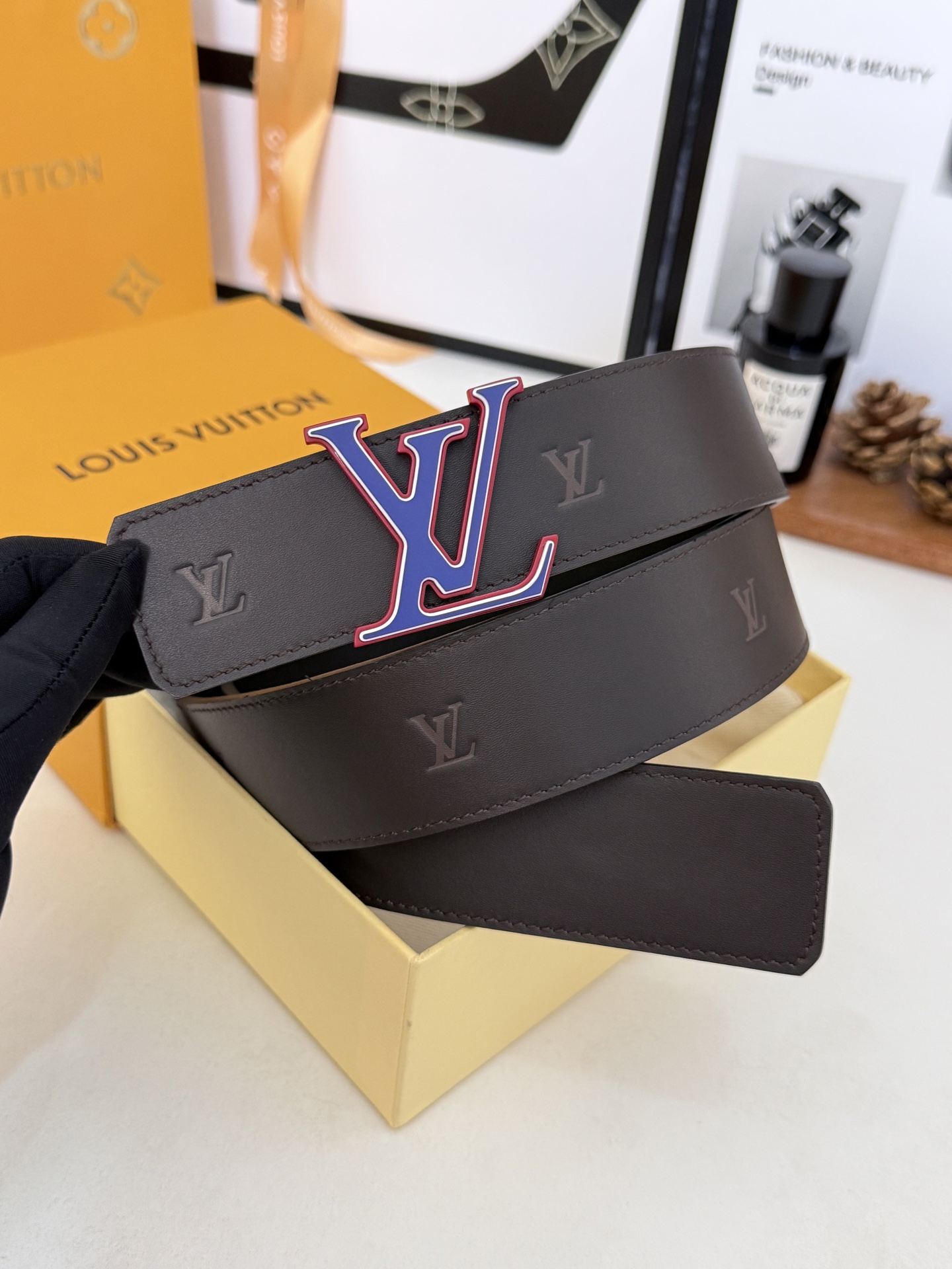 LV暗纹咖啡身三层扣皮带｜40mm标准宽度         高级雾感咖啡色皮料，低调压印暗纹标识，质感直接拉满 三层立体