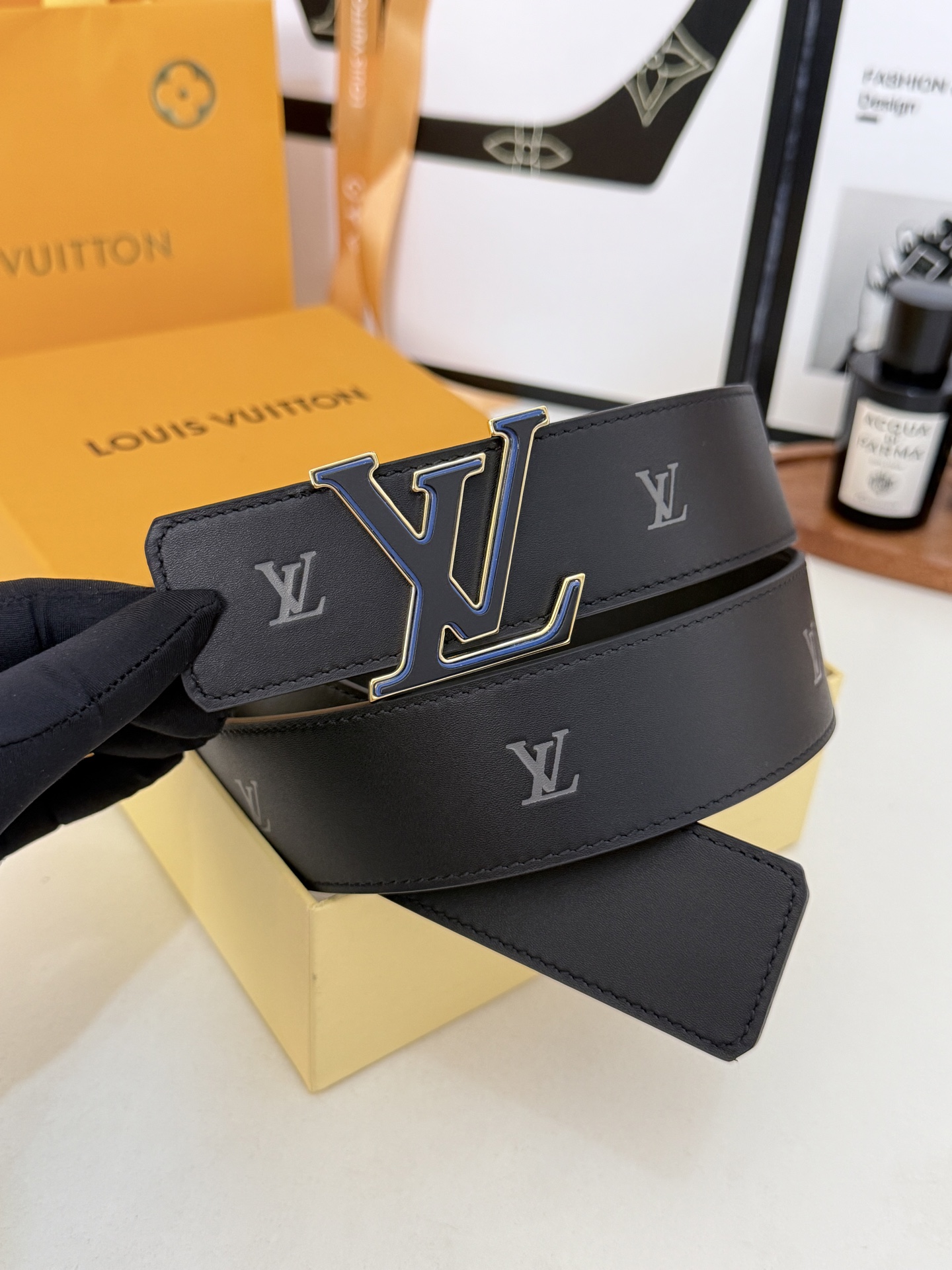 LV压纹哑光三层扣皮带｜40mm标准宽度          细腻雾面头层皮身，满印低调暗纹标识，高级感直接拉满 三层立体