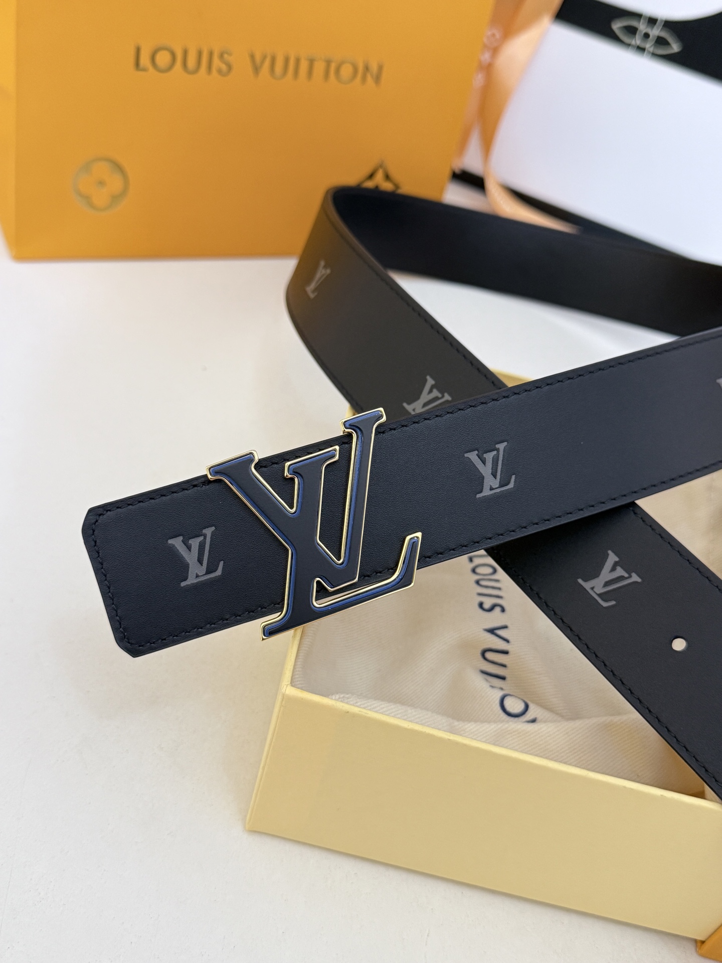 LV压纹哑光三层扣皮带｜40mm标准宽度          细腻雾面头层皮身，满印低调暗纹标识，高级感直接拉满 三层立体