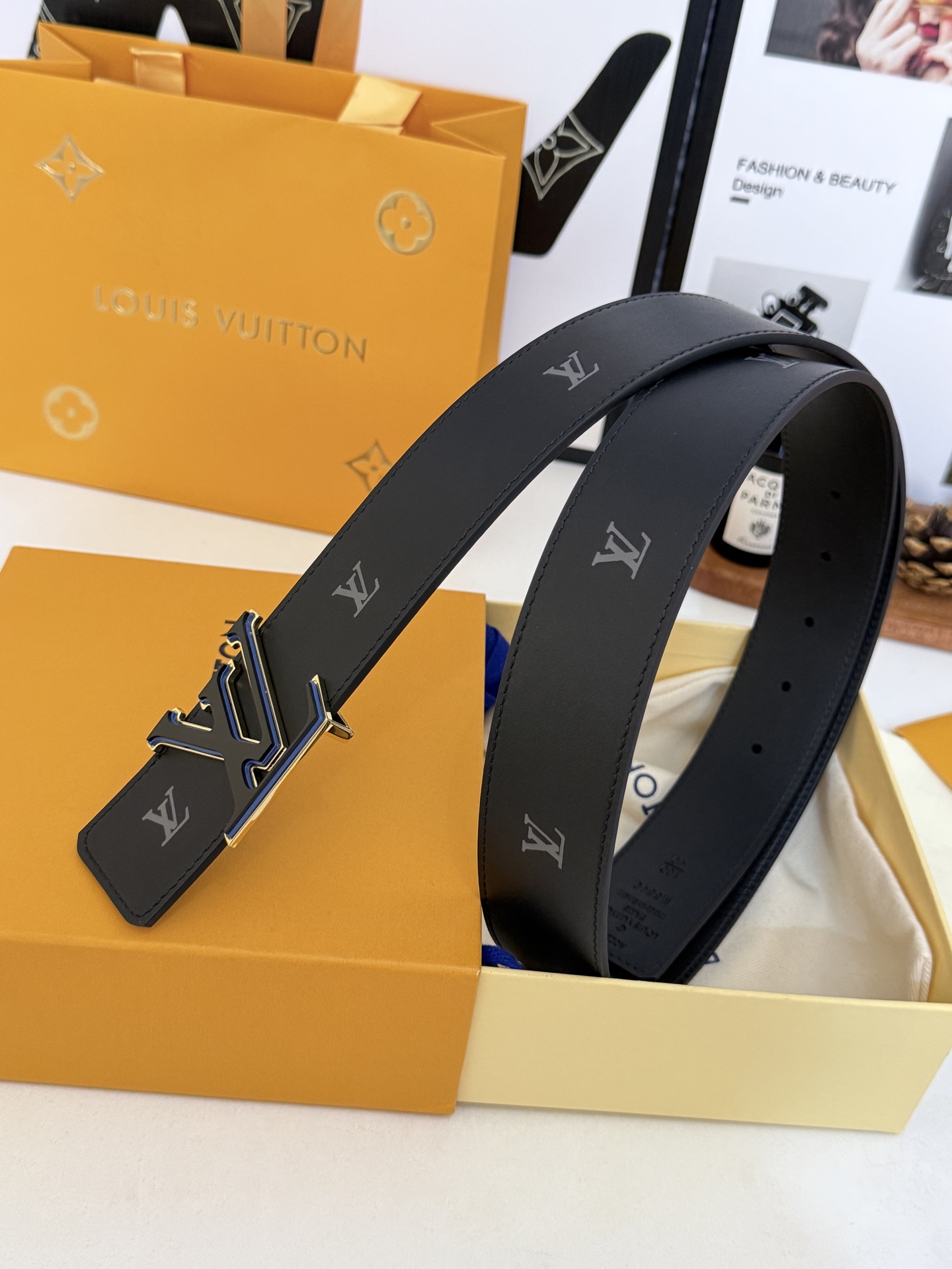 LV压纹哑光三层扣皮带｜40mm标准宽度          细腻雾面头层皮身，满印低调暗纹标识，高级感直接拉满 三层立体
