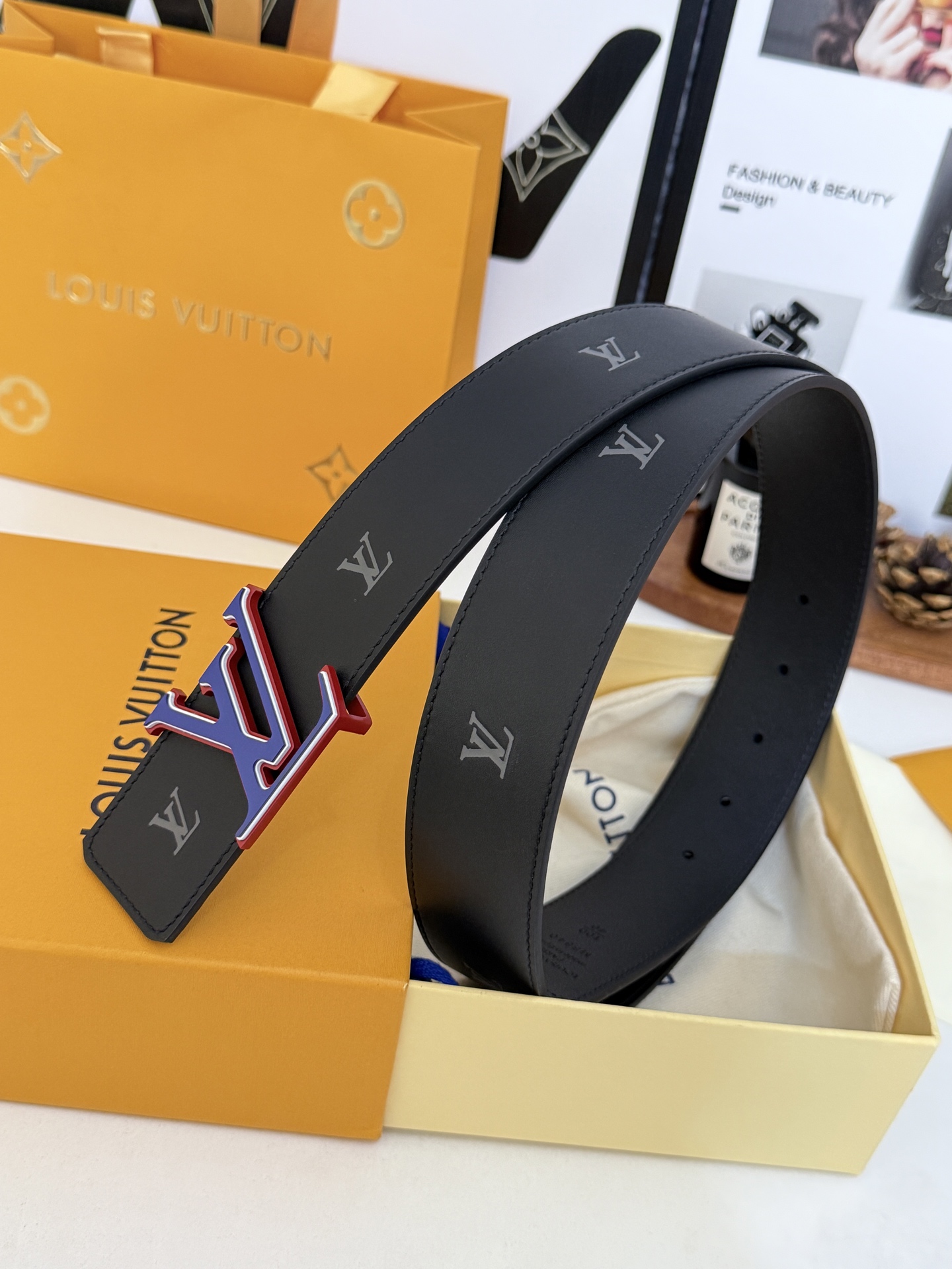 LV压纹哑光三层扣皮带｜40mm标准宽度          细腻雾面头层皮身，满印低调暗纹标识，高级感直接拉满 三层立体