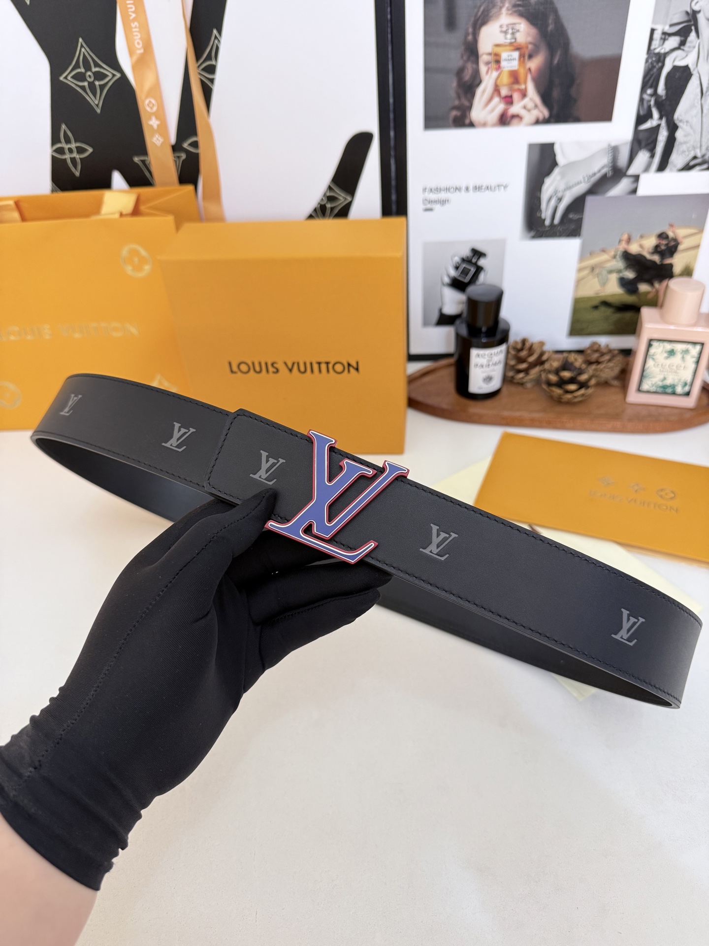 LV压纹哑光三层扣皮带｜40mm标准宽度          细腻雾面头层皮身，满印低调暗纹标识，高级感直接拉满 三层立体