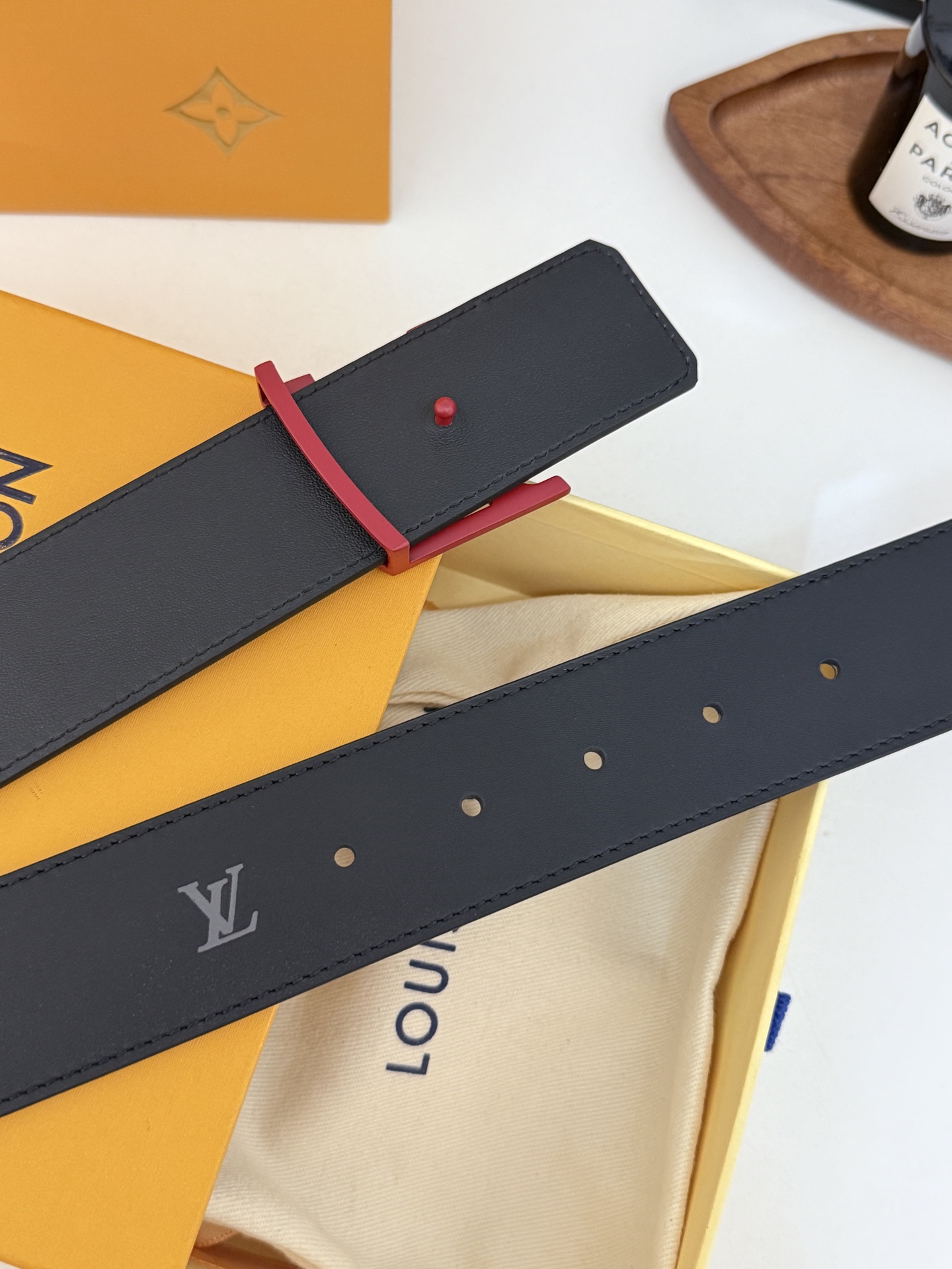 LV压纹哑光三层扣皮带｜40mm标准宽度          细腻雾面头层皮身，满印低调暗纹标识，高级感直接拉满 三层立体