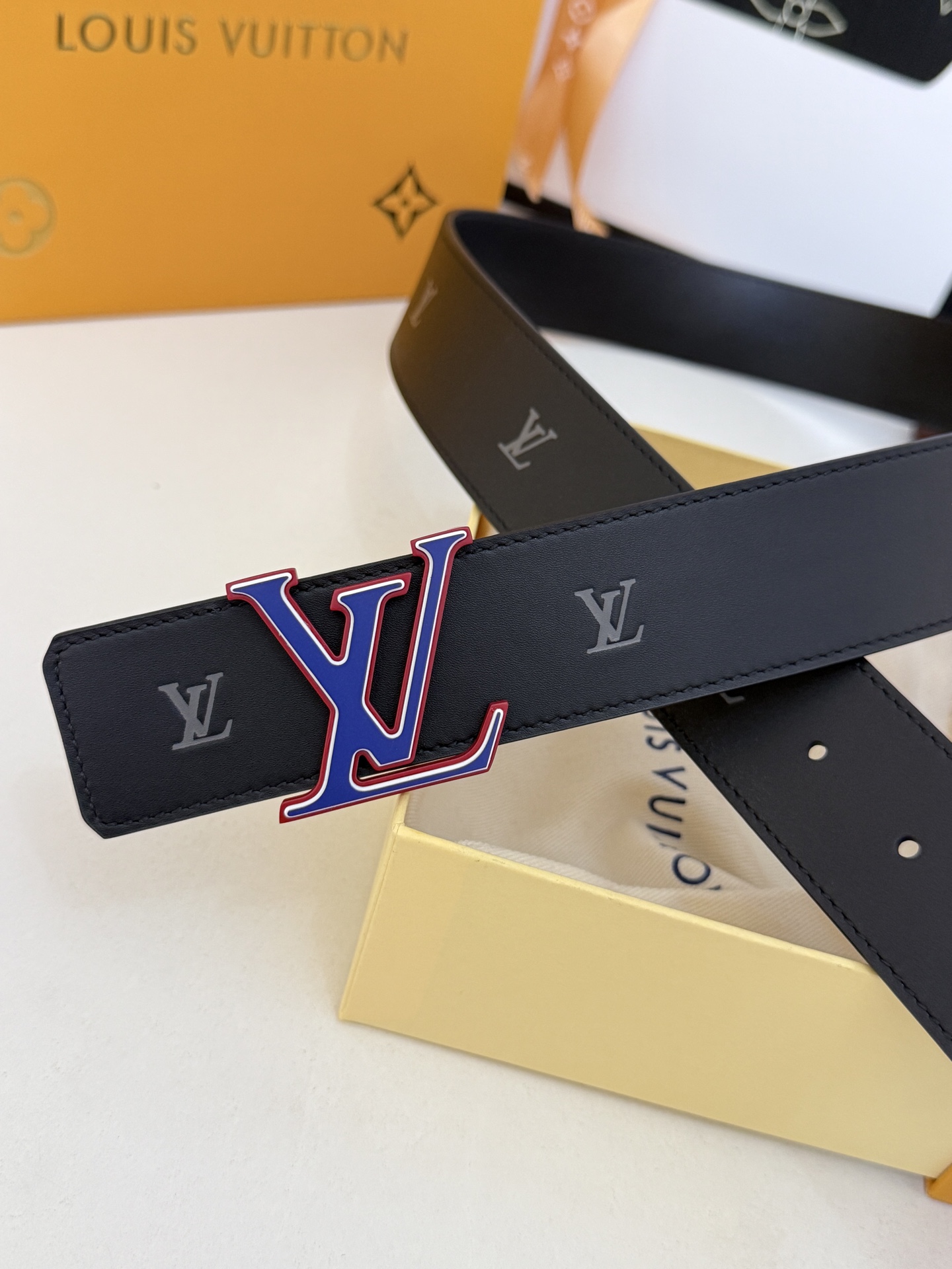 LV压纹哑光三层扣皮带｜40mm标准宽度          细腻雾面头层皮身，满印低调暗纹标识，高级感直接拉满 三层立体