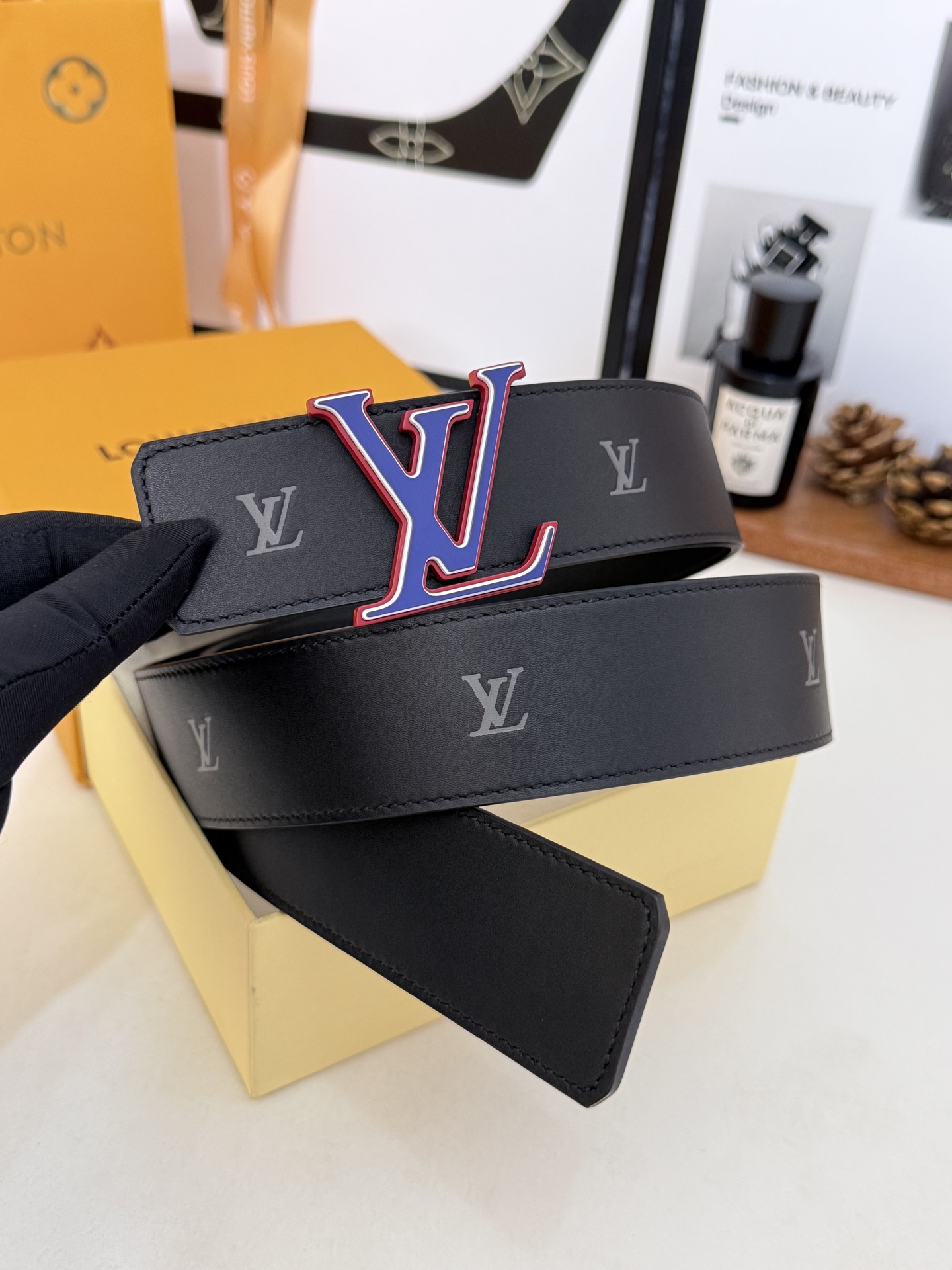 LV压纹哑光三层扣皮带｜40mm标准宽度          细腻雾面头层皮身，满印低调暗纹标识，高级感直接拉满 三层立体
