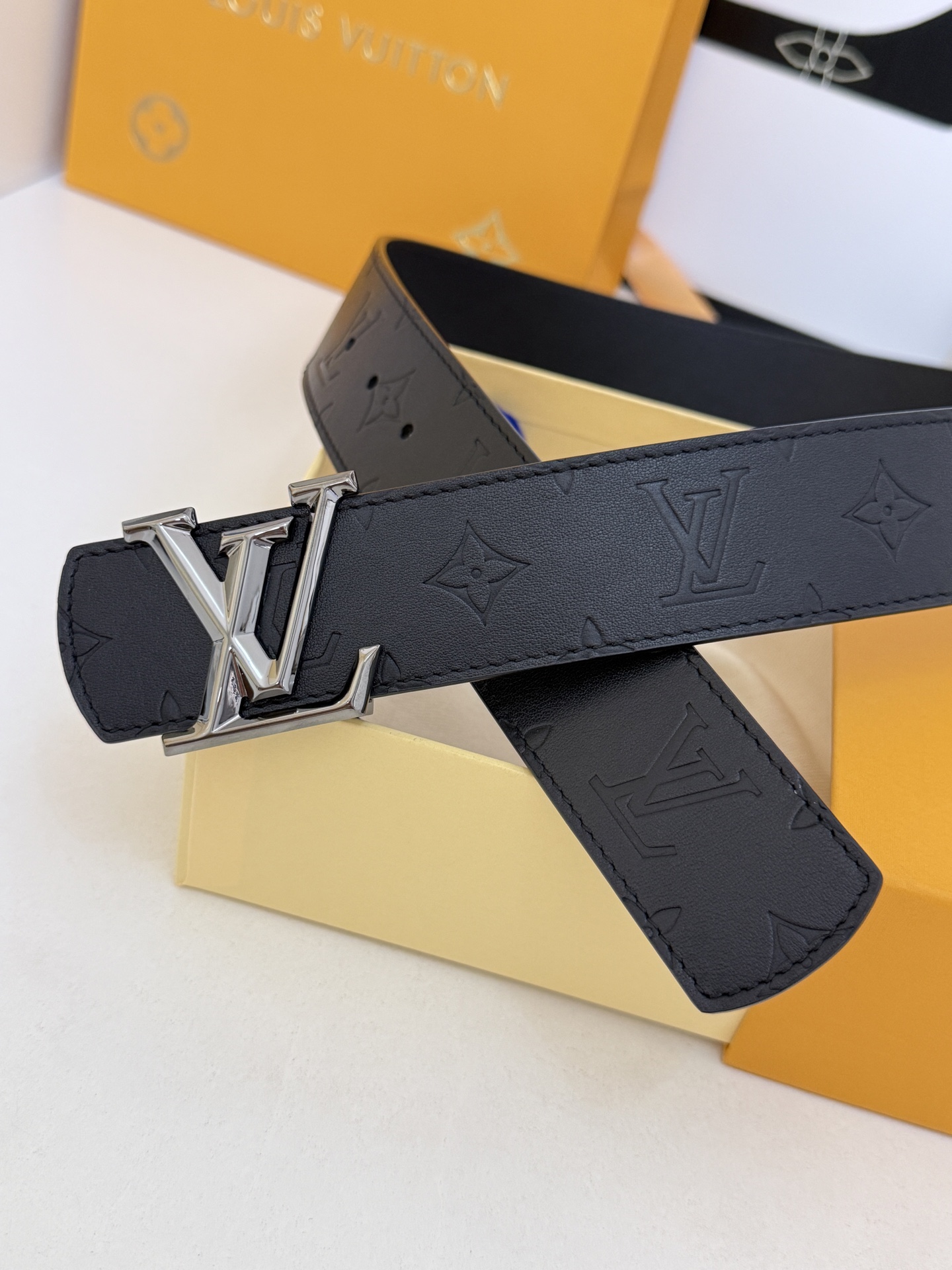 LV全黑压纹暗花枪扣皮带｜40mm 原厂定版宽度             通体头层软牛皮一体压印暗纹老花，里外全皮结构，