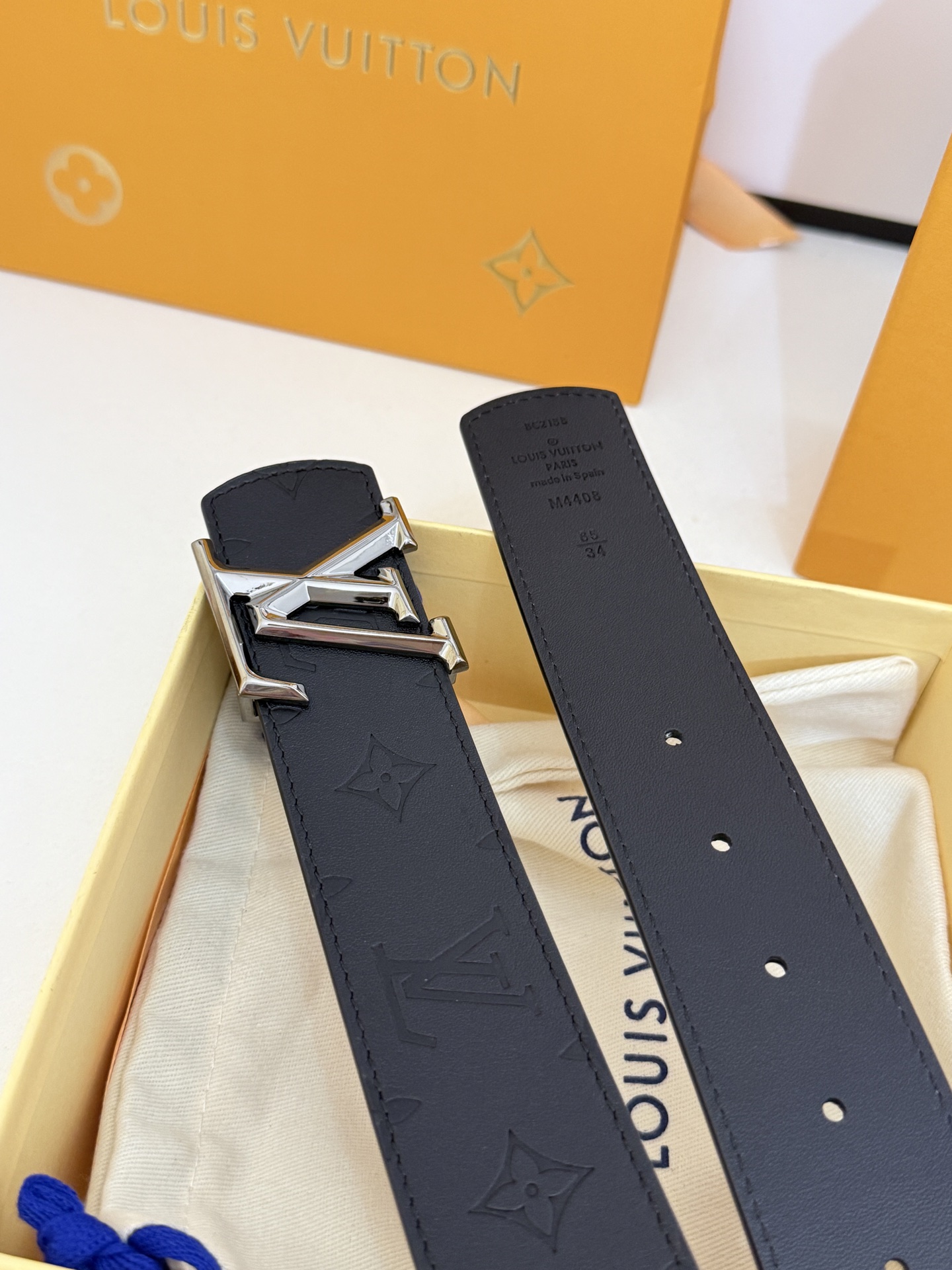 LV全黑压纹暗花枪扣皮带｜40mm 原厂定版宽度             通体头层软牛皮一体压印暗纹老花，里外全皮结构，