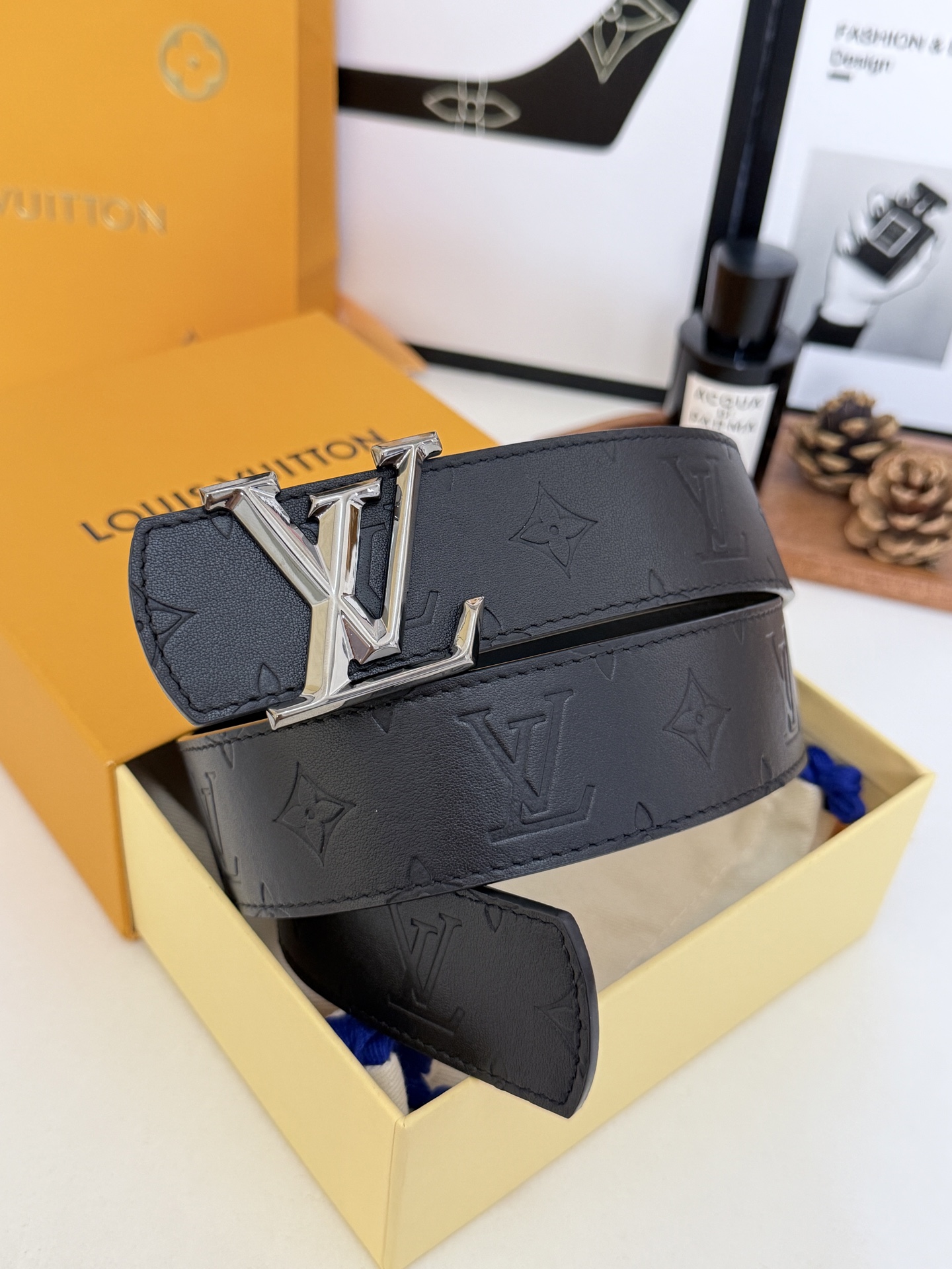 LV全黑压纹暗花枪扣皮带｜40mm 原厂定版宽度             通体头层软牛皮一体压印暗纹老花，里外全皮结构，