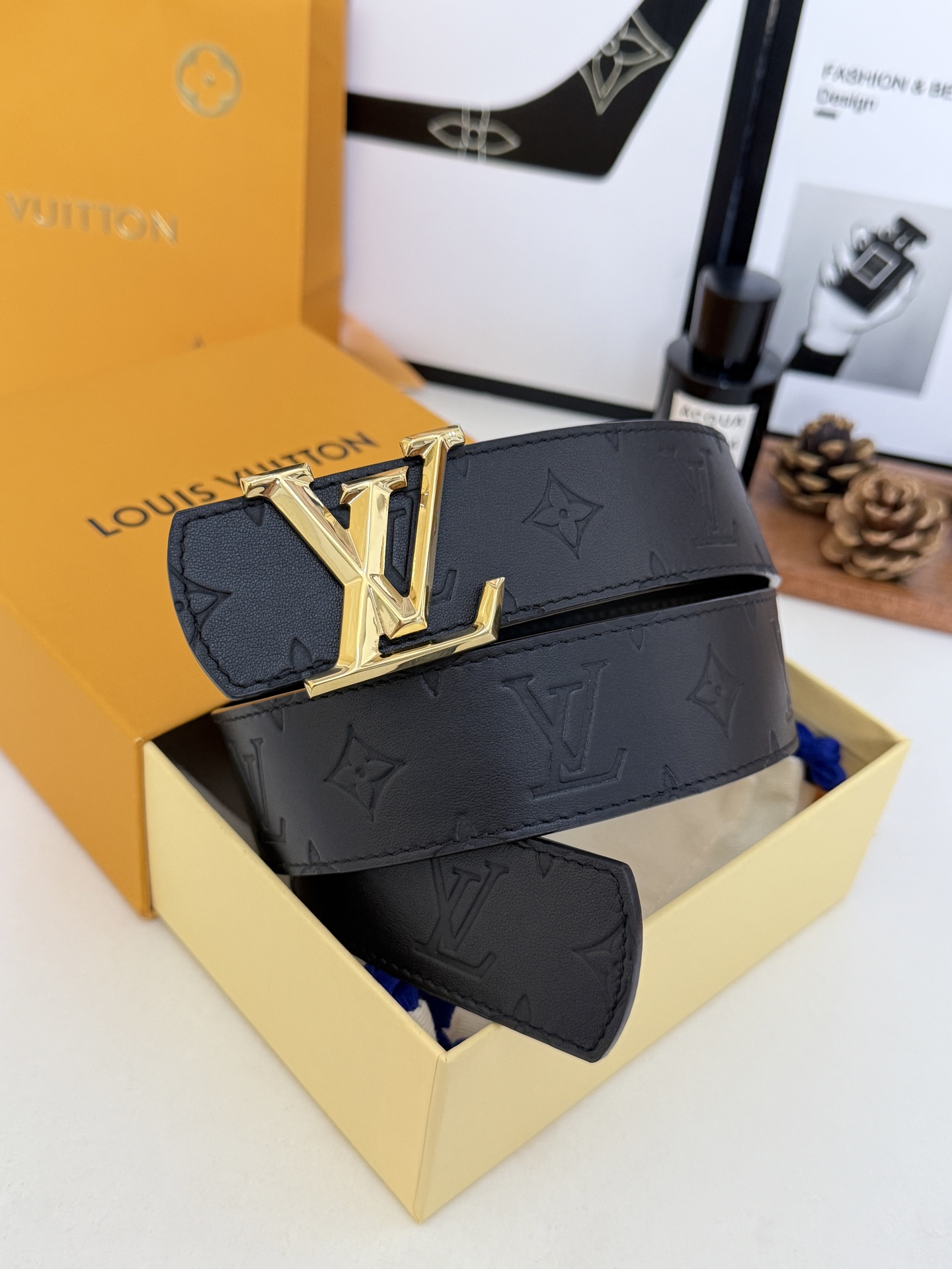 LV全黑压纹暗花金扣皮带｜40mm 原厂定版宽度             通体头层软牛皮一体压印暗纹老花，里外全皮结构，
