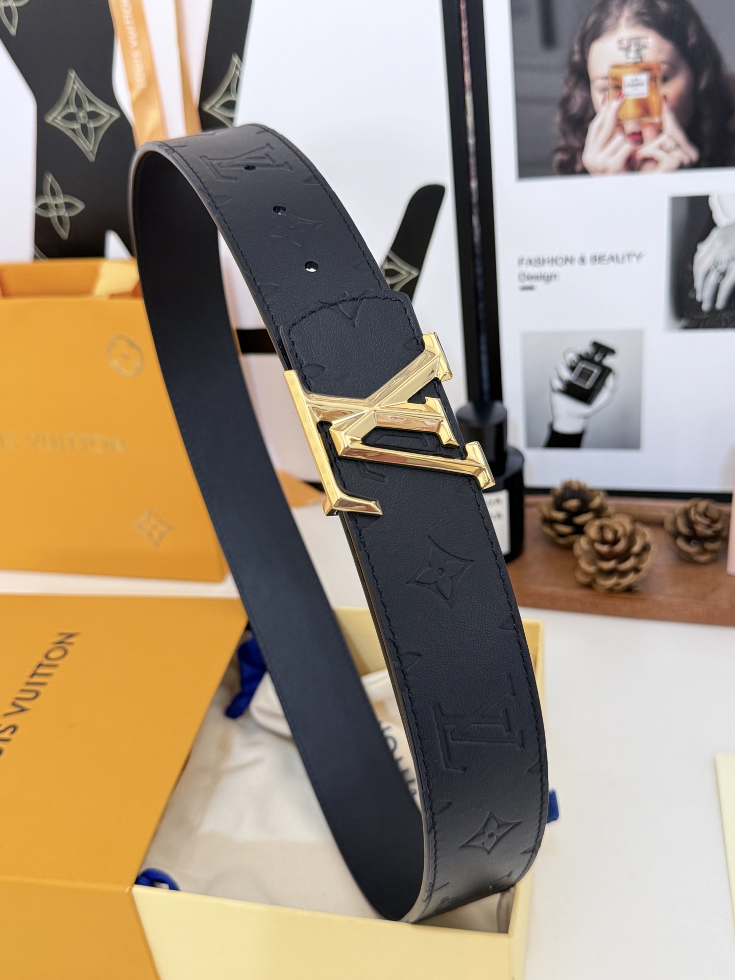 LV全黑压纹暗花金扣皮带｜40mm 原厂定版宽度             通体头层软牛皮一体压印暗纹老花，里外全皮结构，