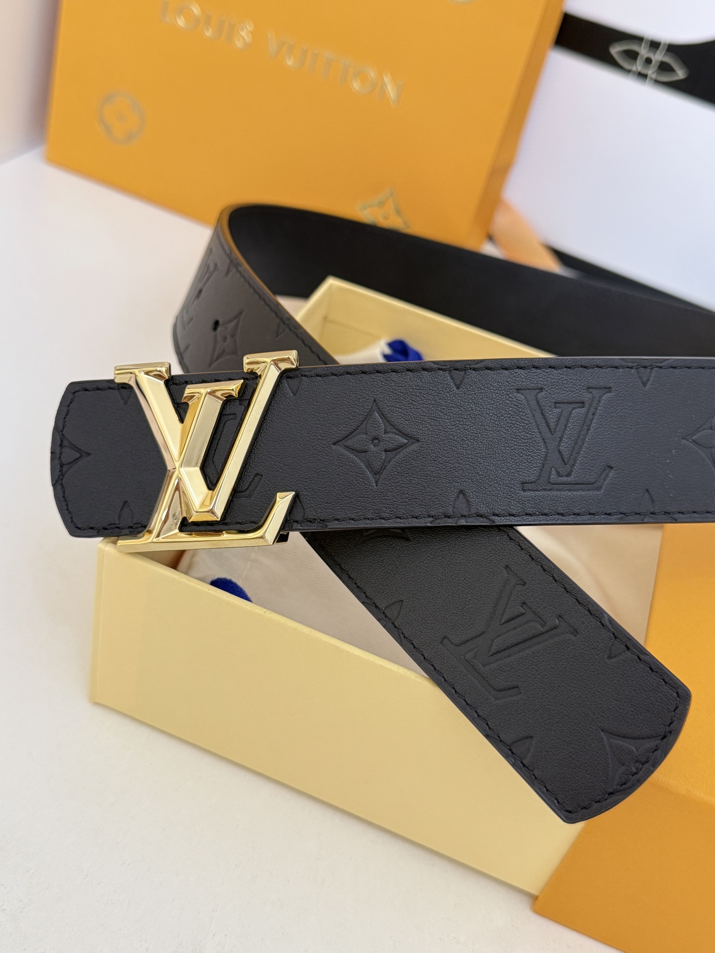 LV全黑压纹暗花金扣皮带｜40mm 原厂定版宽度             通体头层软牛皮一体压印暗纹老花，里外全皮结构，