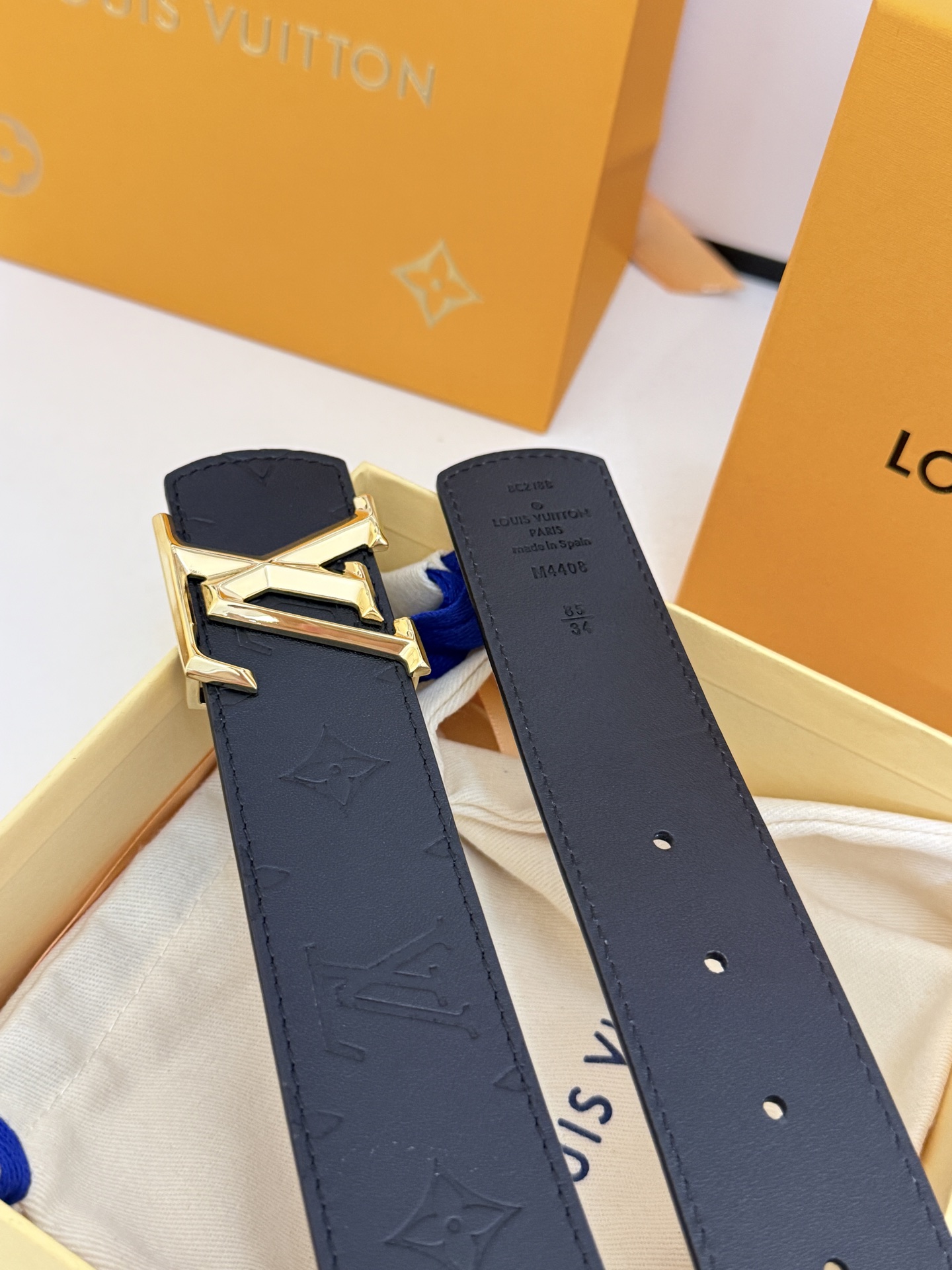 LV全黑压纹暗花金扣皮带｜40mm 原厂定版宽度             通体头层软牛皮一体压印暗纹老花，里外全皮结构，