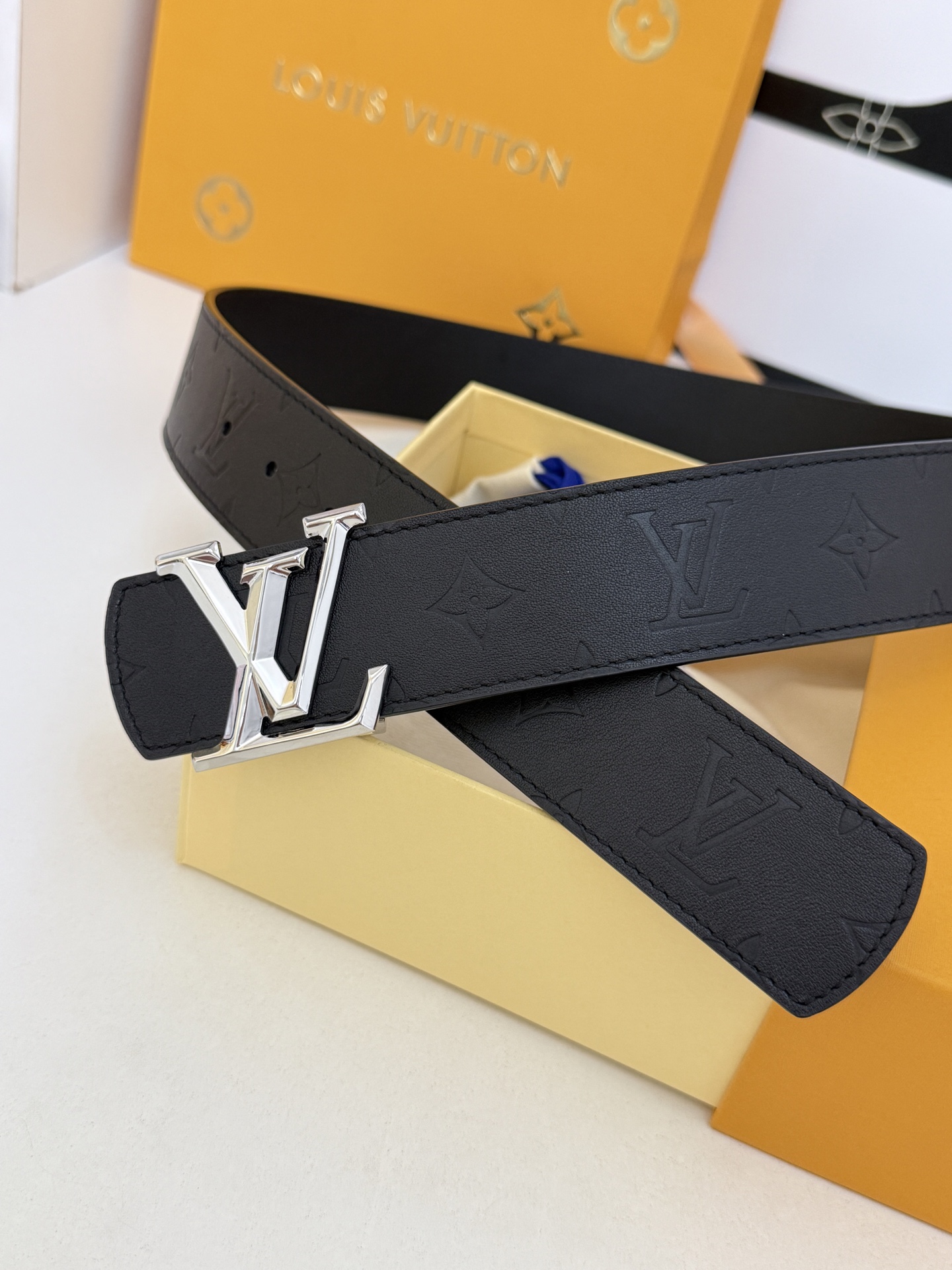 LV全黑压纹暗花银扣皮带｜40mm 原厂定版宽度             通体头层软牛皮一体压印暗纹老花，里外全皮结构，