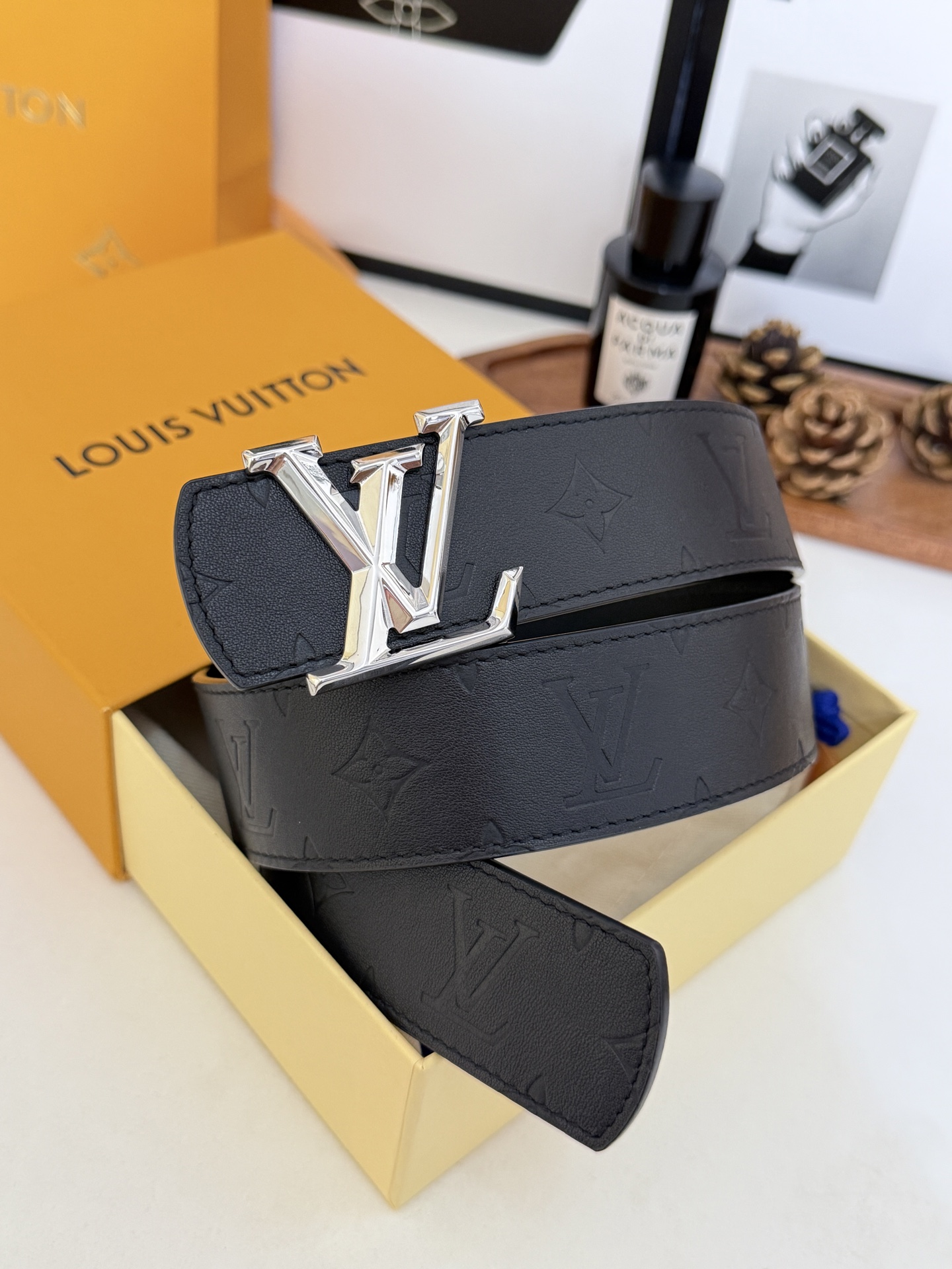 LV全黑压纹暗花银扣皮带｜40mm 原厂定版宽度             通体头层软牛皮一体压印暗纹老花，里外全皮结构，