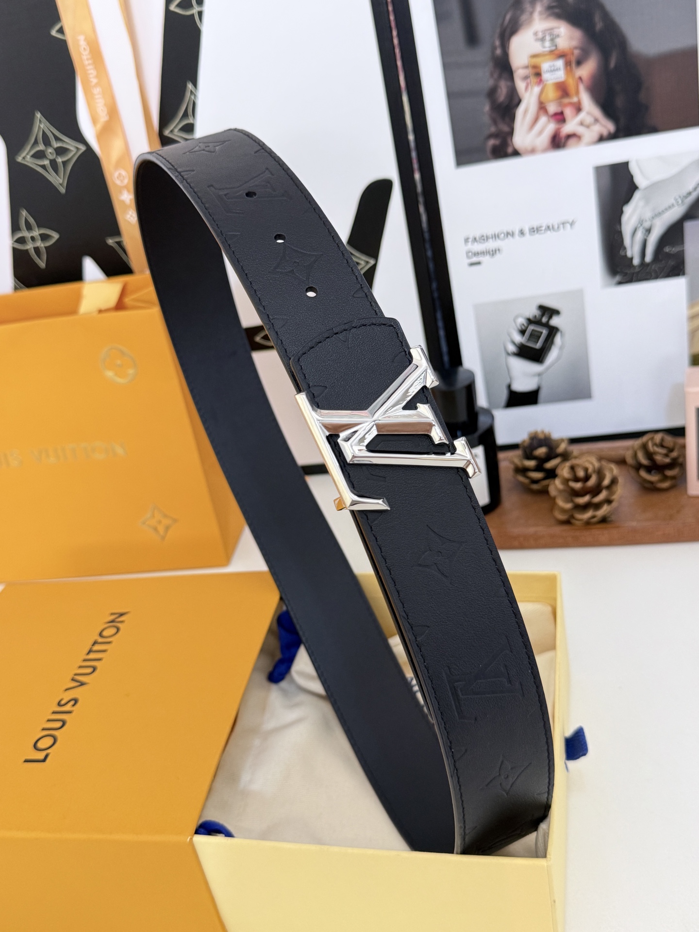 LV全黑压纹暗花银扣皮带｜40mm 原厂定版宽度             通体头层软牛皮一体压印暗纹老花，里外全皮结构，