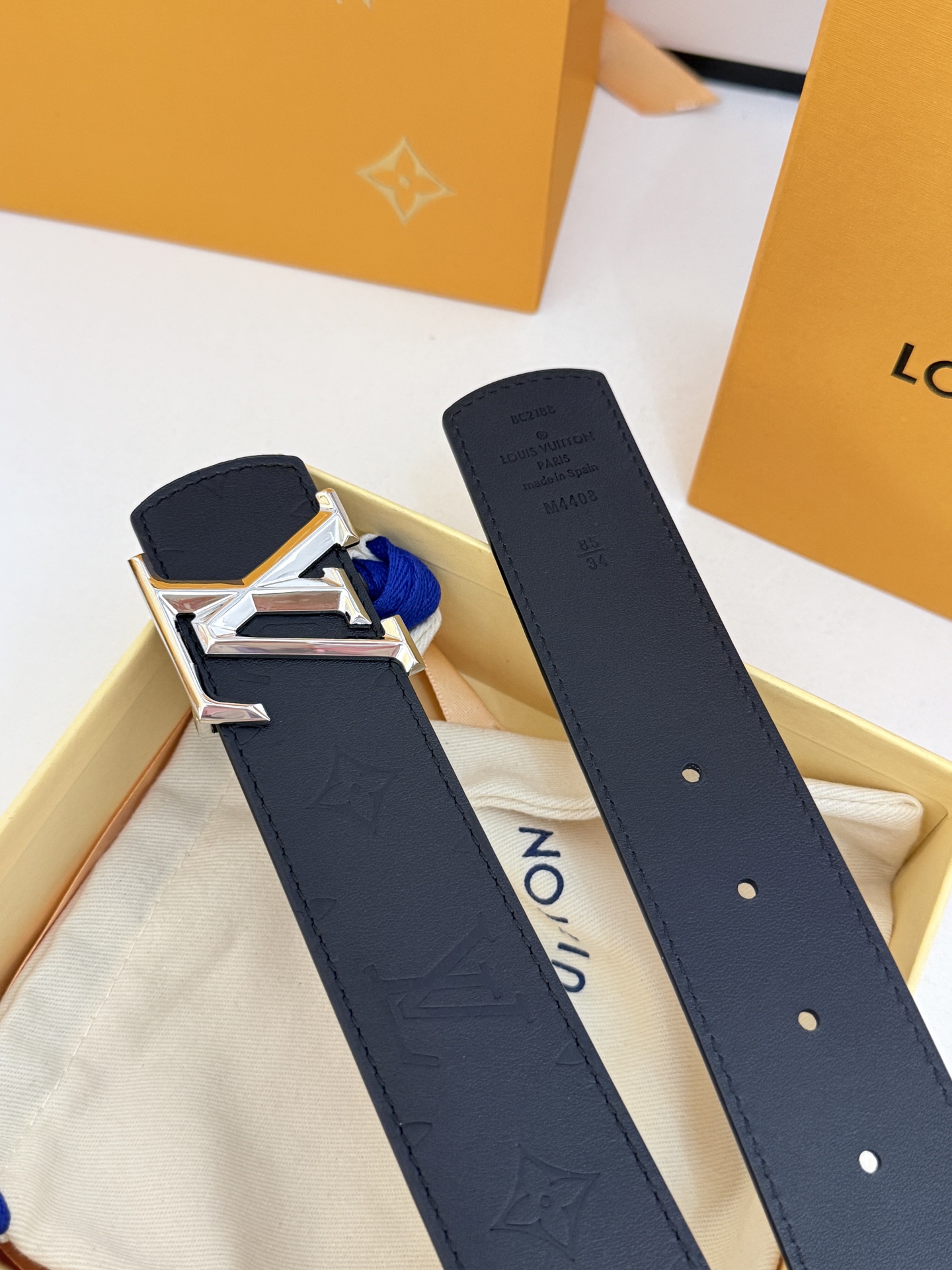 LV全黑压纹暗花银扣皮带｜40mm 原厂定版宽度             通体头层软牛皮一体压印暗纹老花，里外全皮结构，