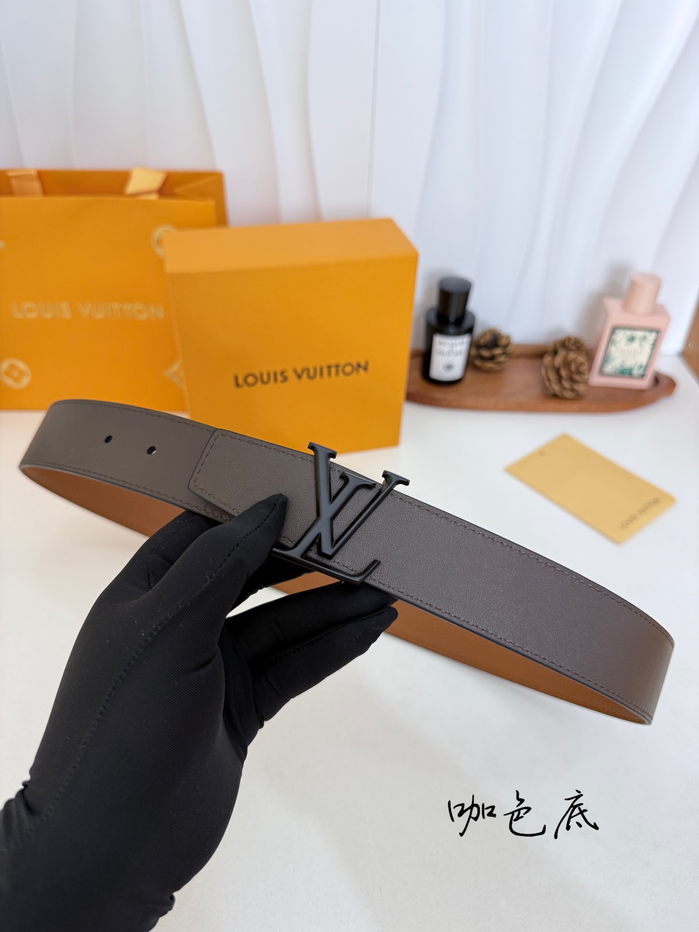 LV荔枝纹烤黑LV标扣皮带｜35mm宽度             整块甄选饱满荔枝纹牛皮，肌理立体细腻，柔韧耐弯折，内里