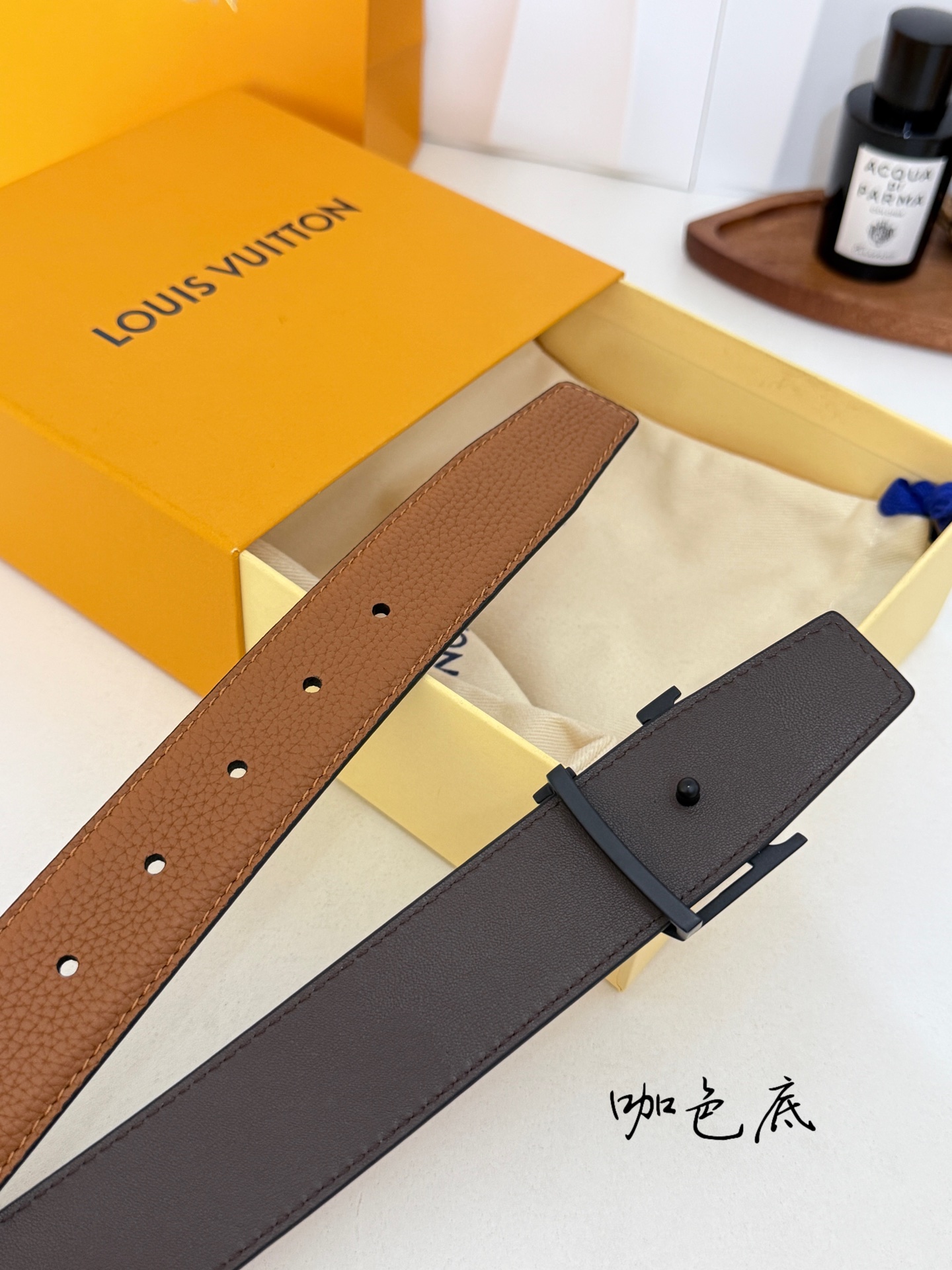 LV荔枝纹烤黑LV标扣皮带｜35mm宽度             整块甄选饱满荔枝纹牛皮，肌理立体细腻，柔韧耐弯折，内里