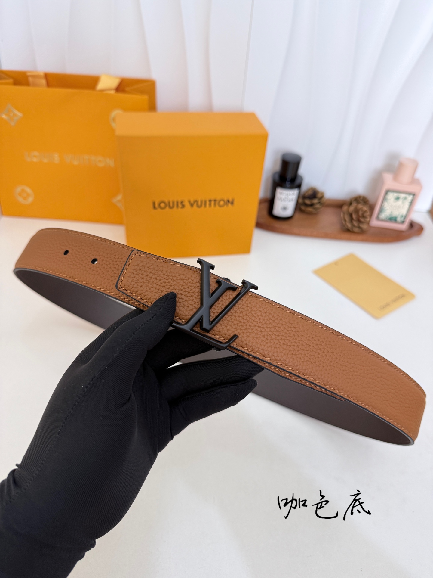 LV荔枝纹烤黑LV标扣皮带｜35mm宽度             整块甄选饱满荔枝纹牛皮，肌理立体细腻，柔韧耐弯折，内里