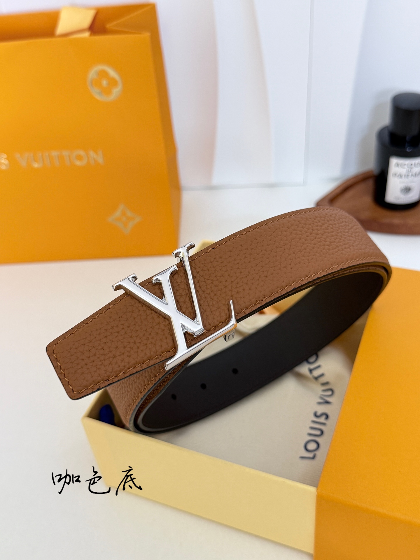 LV荔枝纹亮银LV标扣皮带|35mm宽度 整块甄选饱满荔枝纹牛皮,肌理立体细腻,柔韧耐弯折,内里 LV荔枝纹亮银LV标扣皮带|35mm宽度 整块甄选饱满荔枝纹牛皮,肌理立体细腻,柔韧耐弯折,内里