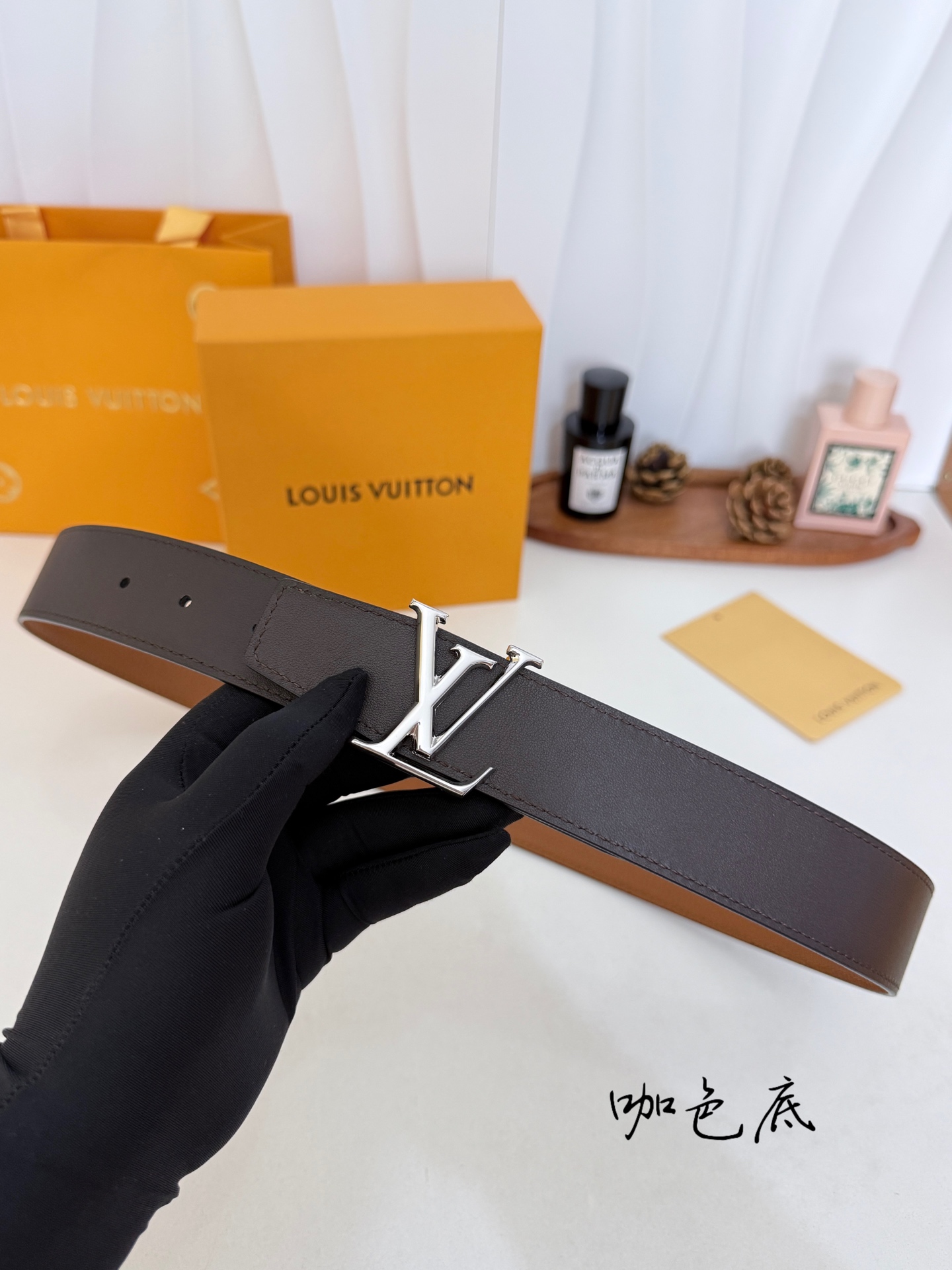 LV荔枝纹亮银LV标扣皮带|35mm宽度 整块甄选饱满荔枝纹牛皮,肌理立体细腻,柔韧耐弯折,内里 LV荔枝纹亮银LV标扣皮带|35mm宽度 整块甄选饱满荔枝纹牛皮,肌理立体细腻,柔韧耐弯折,内里