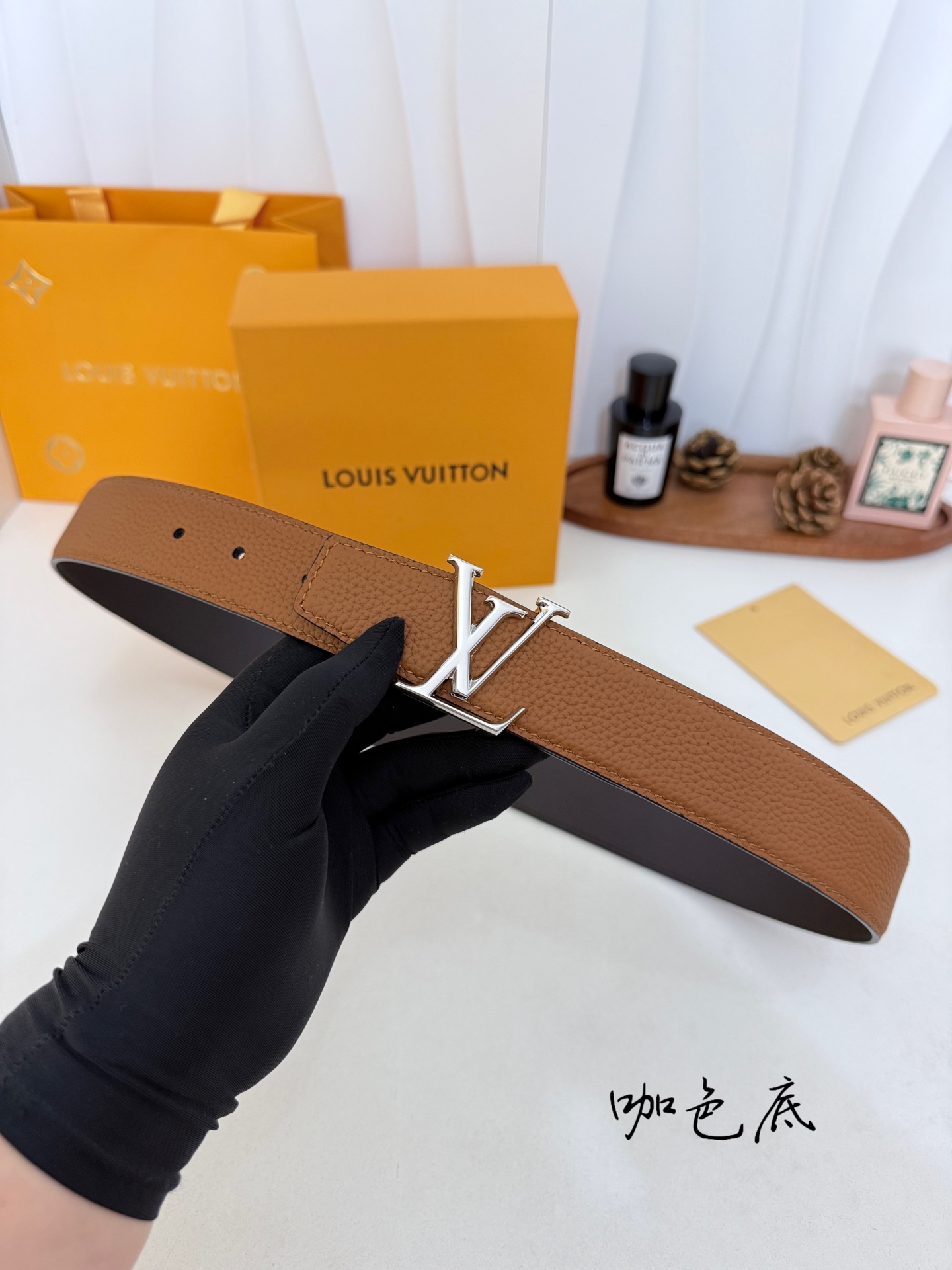 LV荔枝纹亮银LV标扣皮带|35mm宽度 整块甄选饱满荔枝纹牛皮,肌理立体细腻,柔韧耐弯折,内里 LV荔枝纹亮银LV标扣皮带|35mm宽度 整块甄选饱满荔枝纹牛皮,肌理立体细腻,柔韧耐弯折,内里