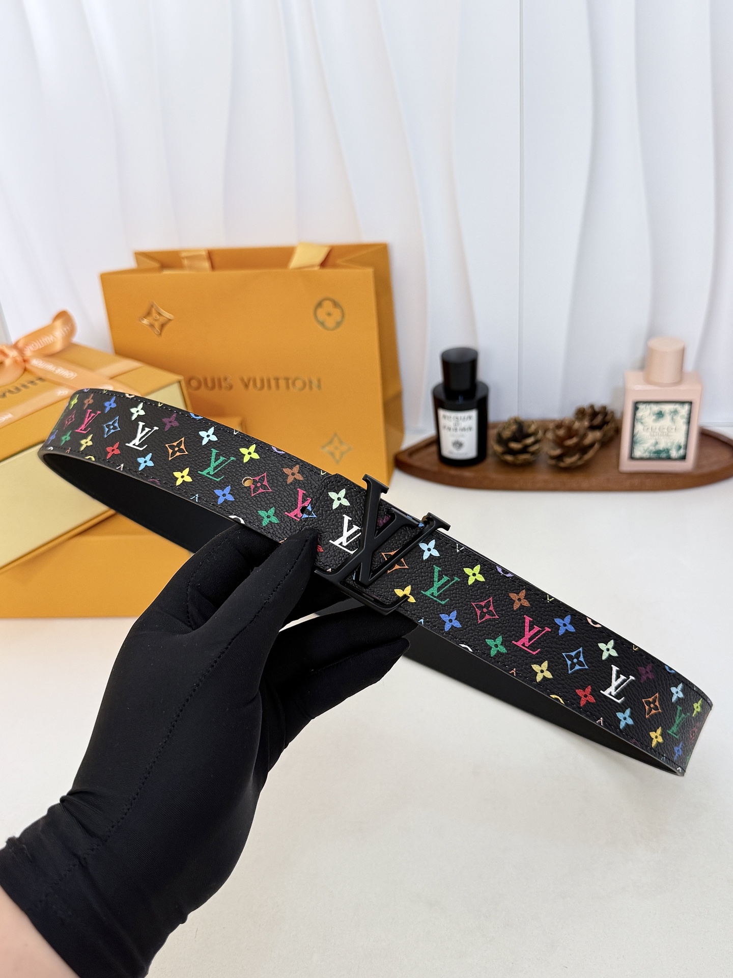 LV黑底彩花哑黑LV扣皮带｜35mm标准宽度         原厂彩色印花涂层帆布，搭配细腻柔滑黑皮内里， 质感十足立体