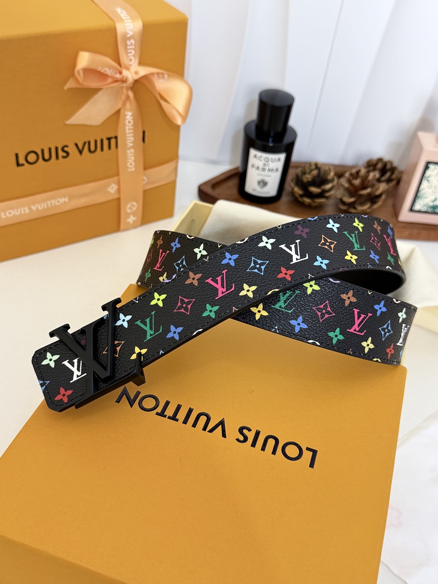 LV黑底彩花哑黑LV扣皮带｜35mm标准宽度         原厂彩色印花涂层帆布，搭配细腻柔滑黑皮内里， 质感十足立体