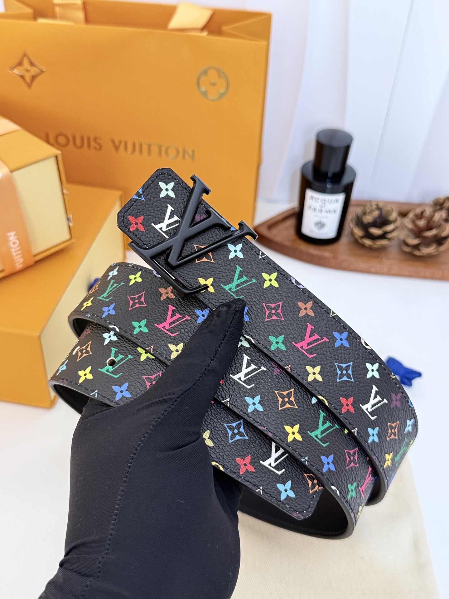 LV黑底彩花哑黑LV扣皮带｜35mm标准宽度         原厂彩色印花涂层帆布，搭配细腻柔滑黑皮内里， 质感十足立体