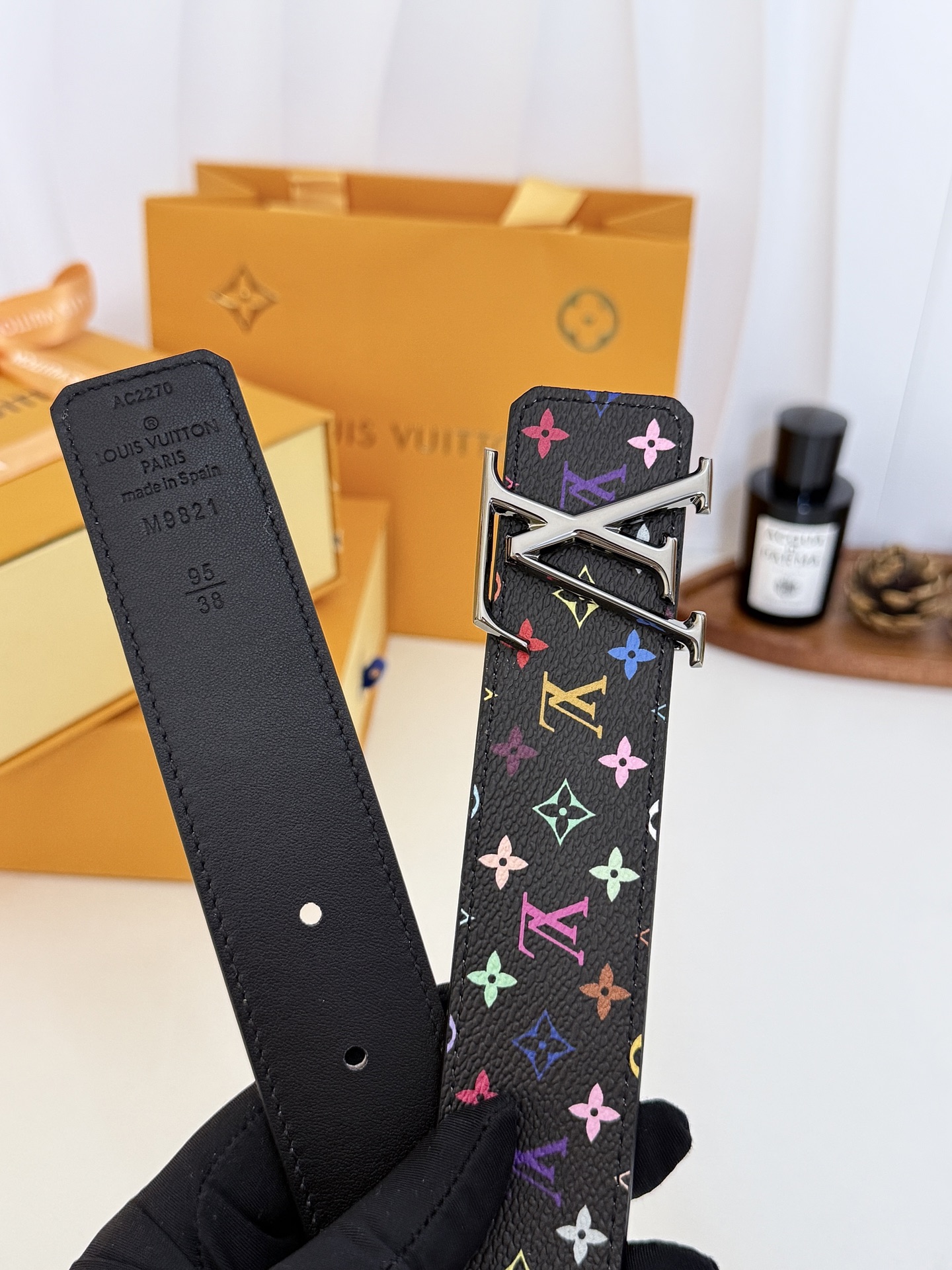 LV黑底彩花亮枪LV扣皮带｜35mm标准宽度         原厂彩色印花涂层帆布，搭配细腻柔滑黑皮内里， 质感十足立体