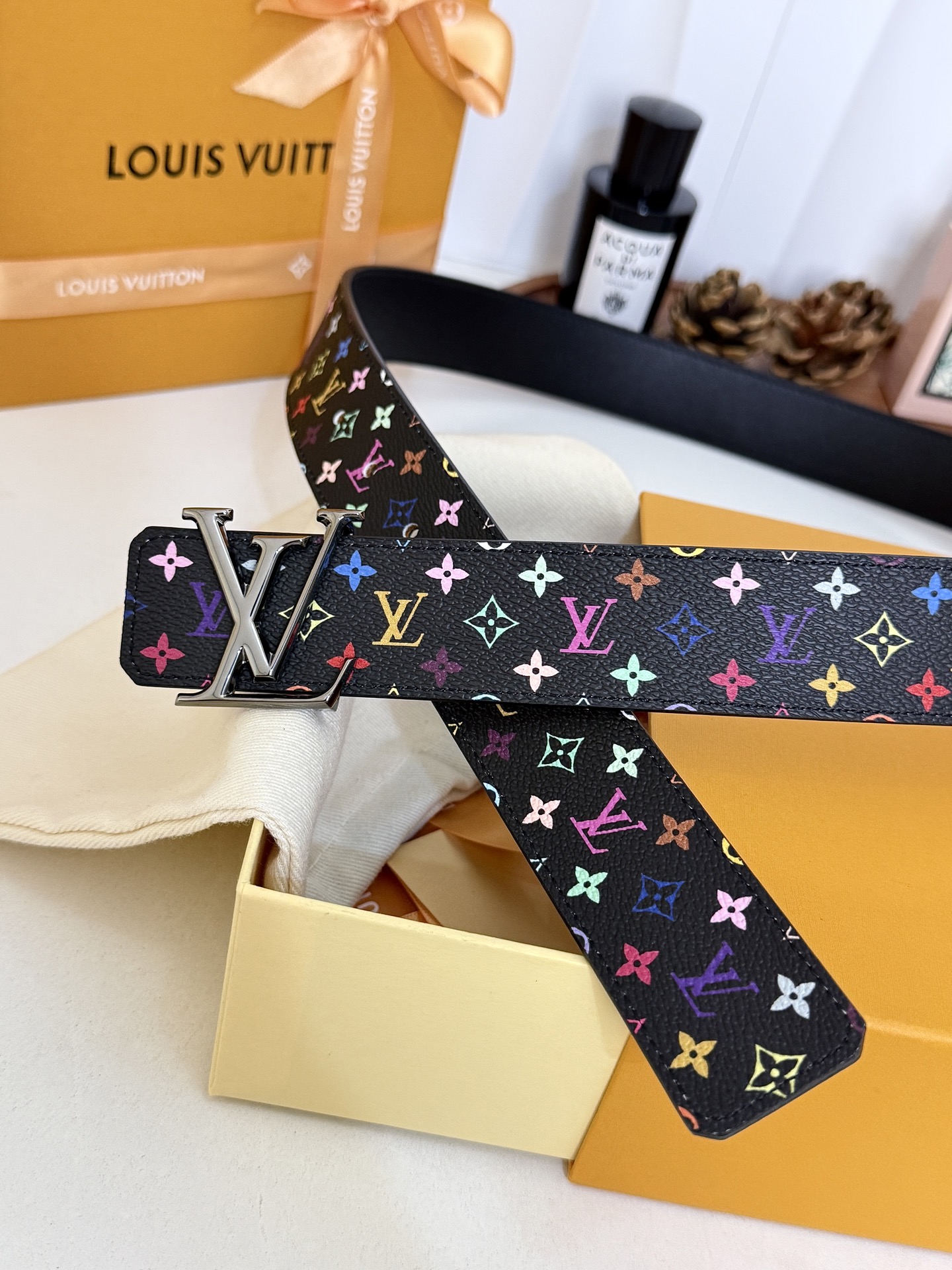 LV黑底彩花亮枪LV扣皮带｜35mm标准宽度         原厂彩色印花涂层帆布，搭配细腻柔滑黑皮内里， 质感十足立体