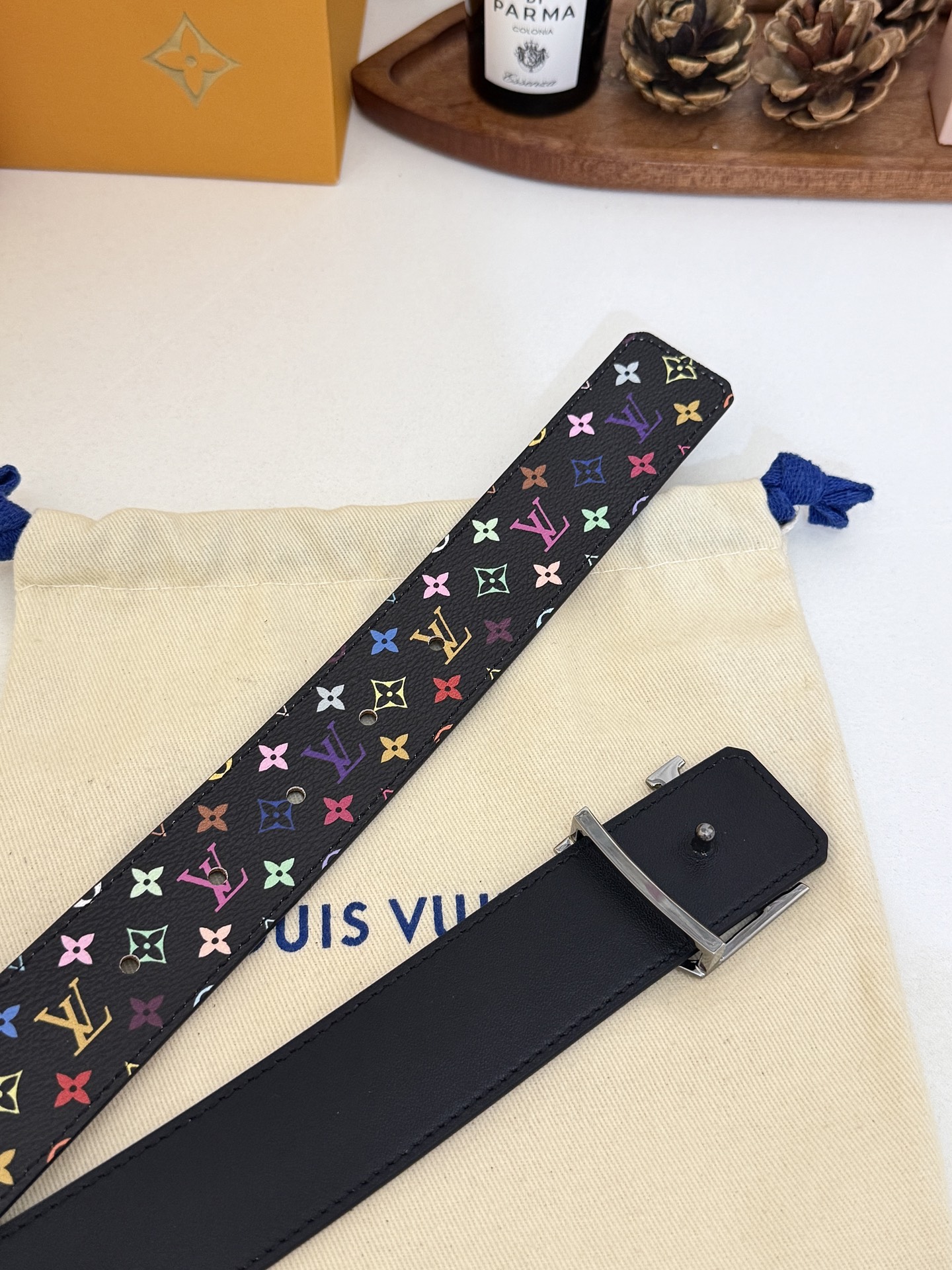LV黑底彩花亮枪LV扣皮带｜35mm标准宽度         原厂彩色印花涂层帆布，搭配细腻柔滑黑皮内里， 质感十足立体
