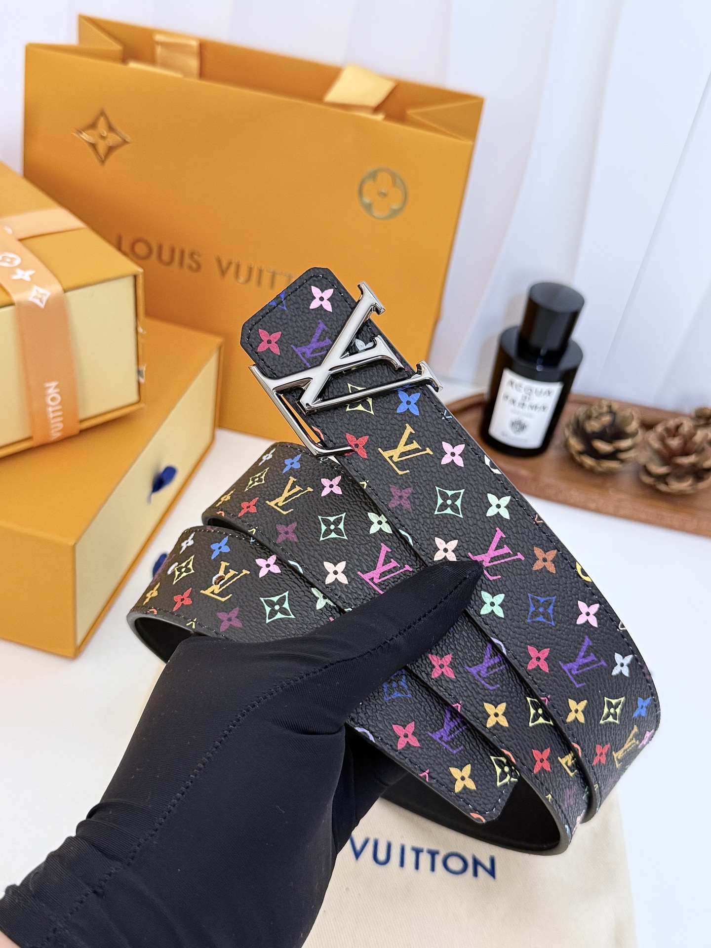 LV黑底彩花亮枪LV扣皮带｜35mm标准宽度         原厂彩色印花涂层帆布，搭配细腻柔滑黑皮内里， 质感十足立体