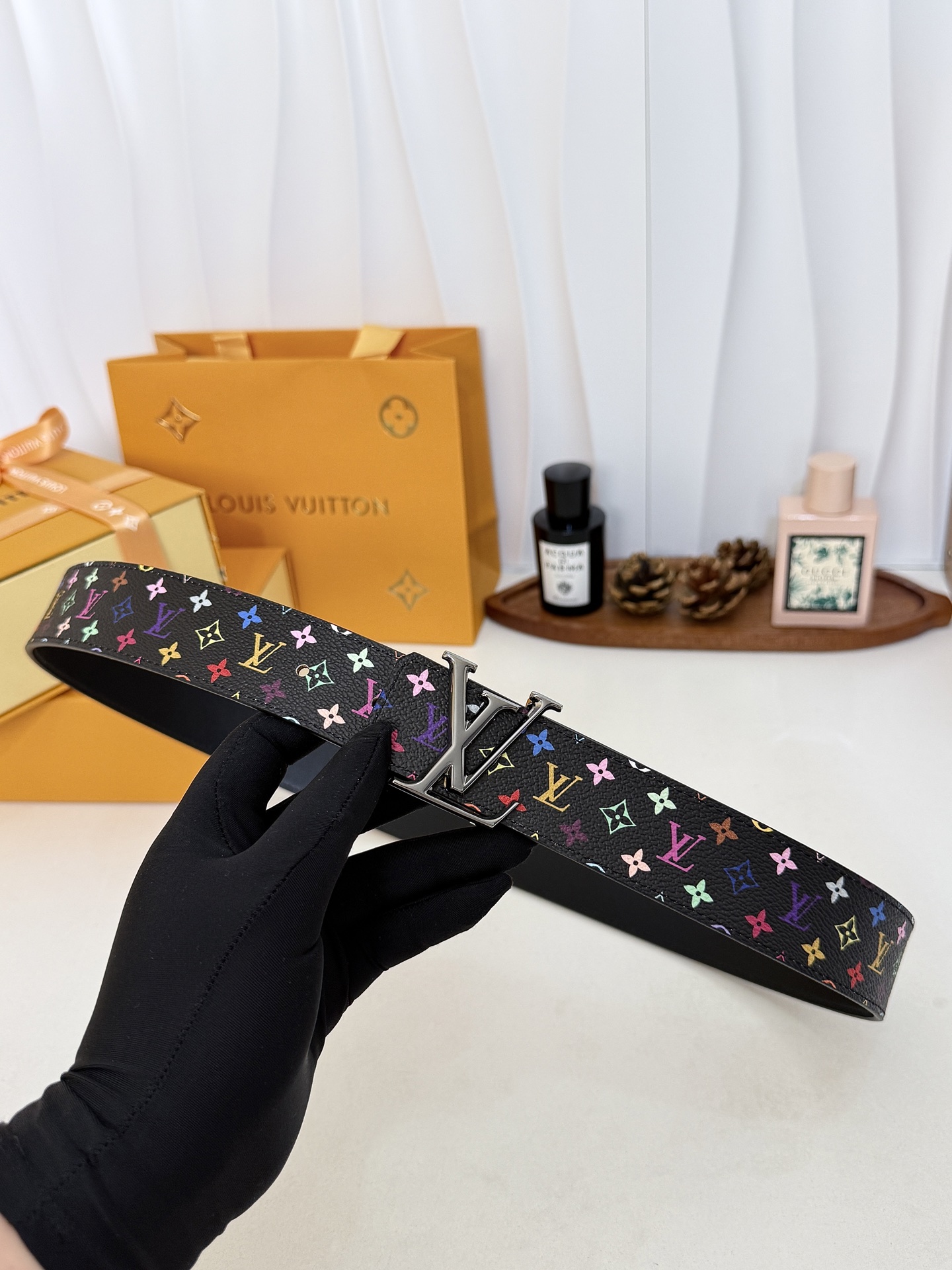 LV黑底彩花亮枪LV扣皮带｜35mm标准宽度         原厂彩色印花涂层帆布，搭配细腻柔滑黑皮内里， 质感十足立体