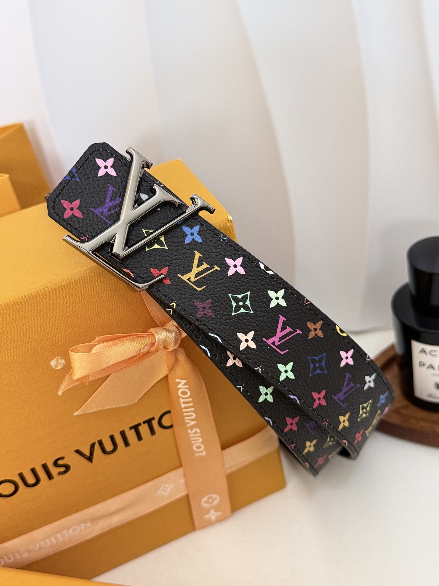 LV黑底彩花亮枪LV扣皮带｜35mm标准宽度         原厂彩色印花涂层帆布，搭配细腻柔滑黑皮内里， 质感十足立体