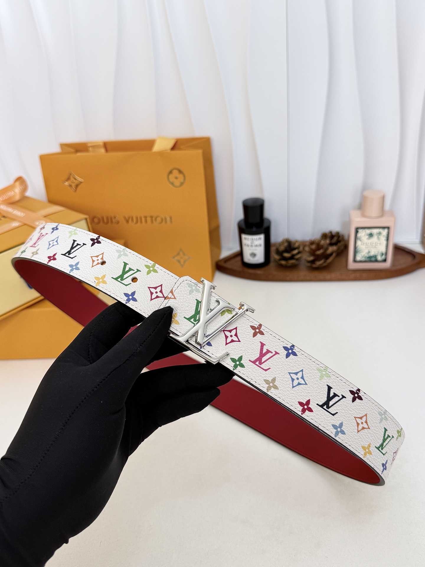 LV红底白彩花亮白LV扣皮带｜35mm标准宽度         原厂彩色印花涂层帆布，搭配细腻柔滑黑皮内里， 质感十足立
