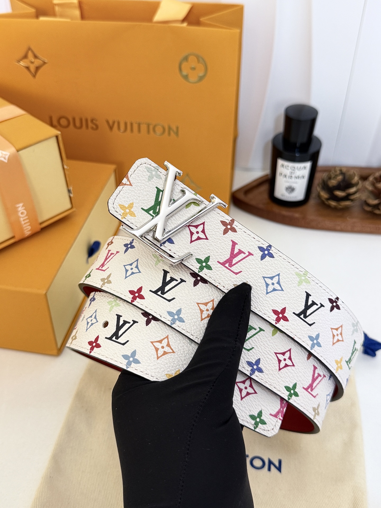 LV红底白彩花亮白LV扣皮带｜35mm标准宽度         原厂彩色印花涂层帆布，搭配细腻柔滑黑皮内里， 质感十足立
