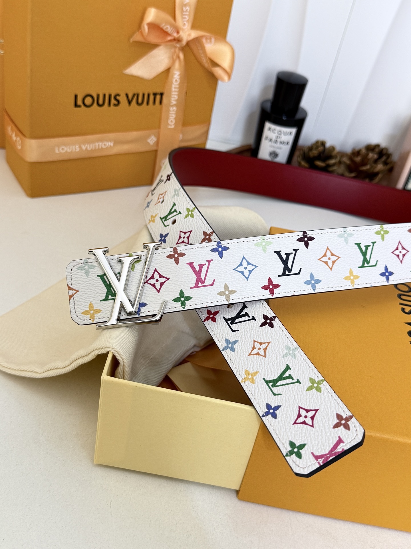 LV红底白彩花亮白LV扣皮带｜35mm标准宽度         原厂彩色印花涂层帆布，搭配细腻柔滑黑皮内里， 质感十足立