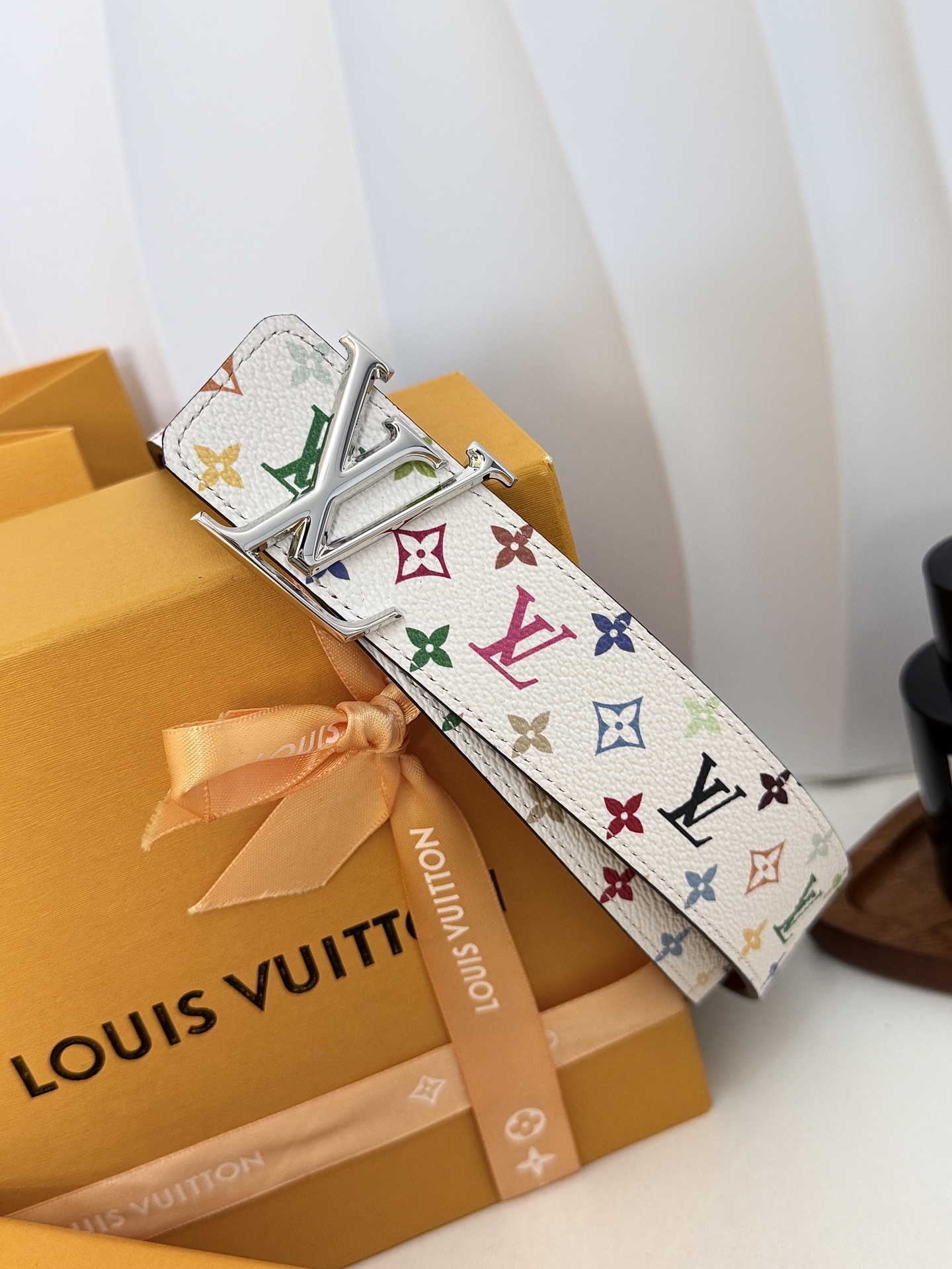 LV红底白彩花亮白LV扣皮带｜35mm标准宽度         原厂彩色印花涂层帆布，搭配细腻柔滑黑皮内里， 质感十足立