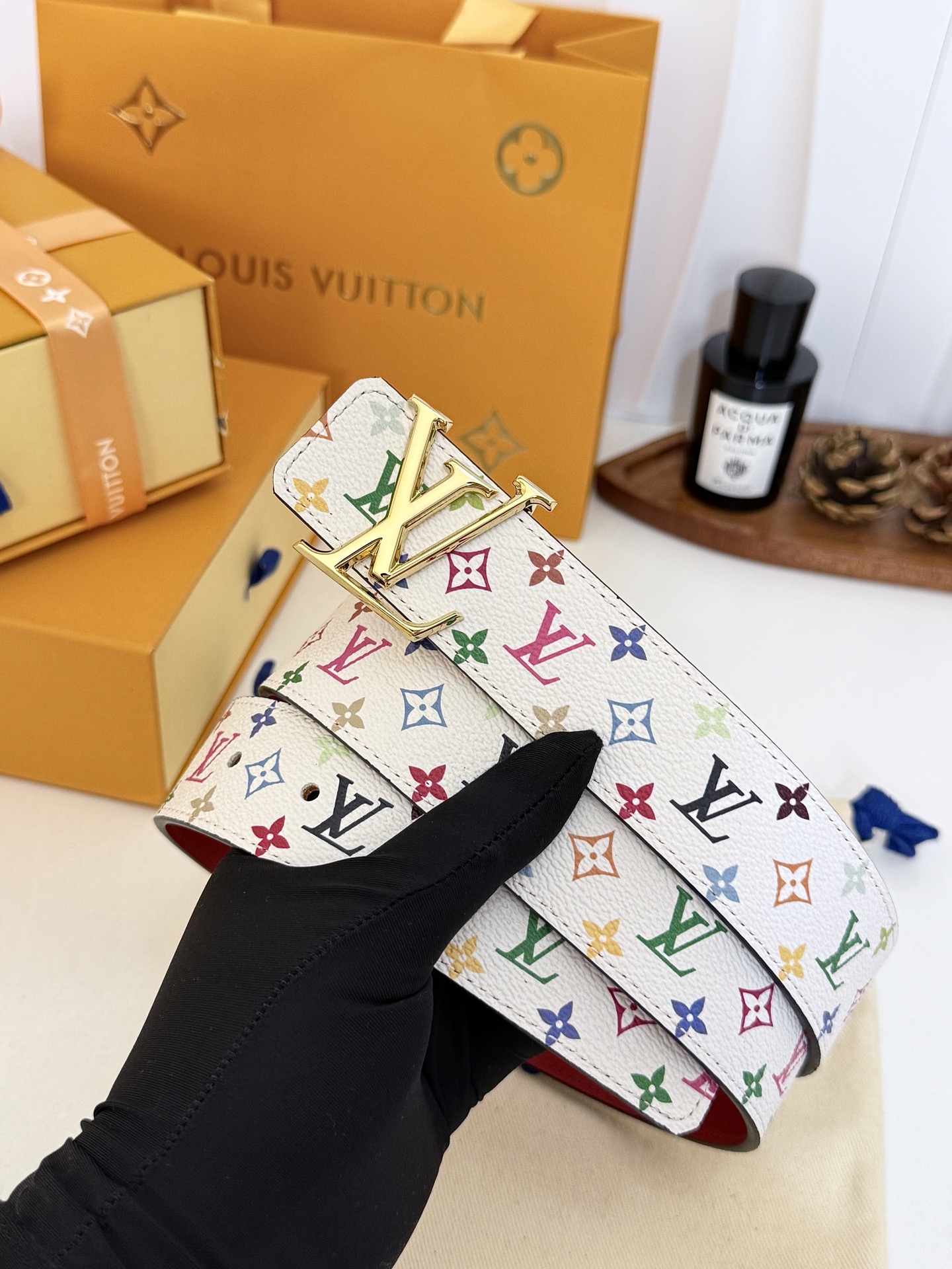 LV红底白彩花亮金LV扣皮带｜35mm标准宽度         原厂彩色印花涂层帆布，搭配细腻柔滑黑皮内里， 质感十足立