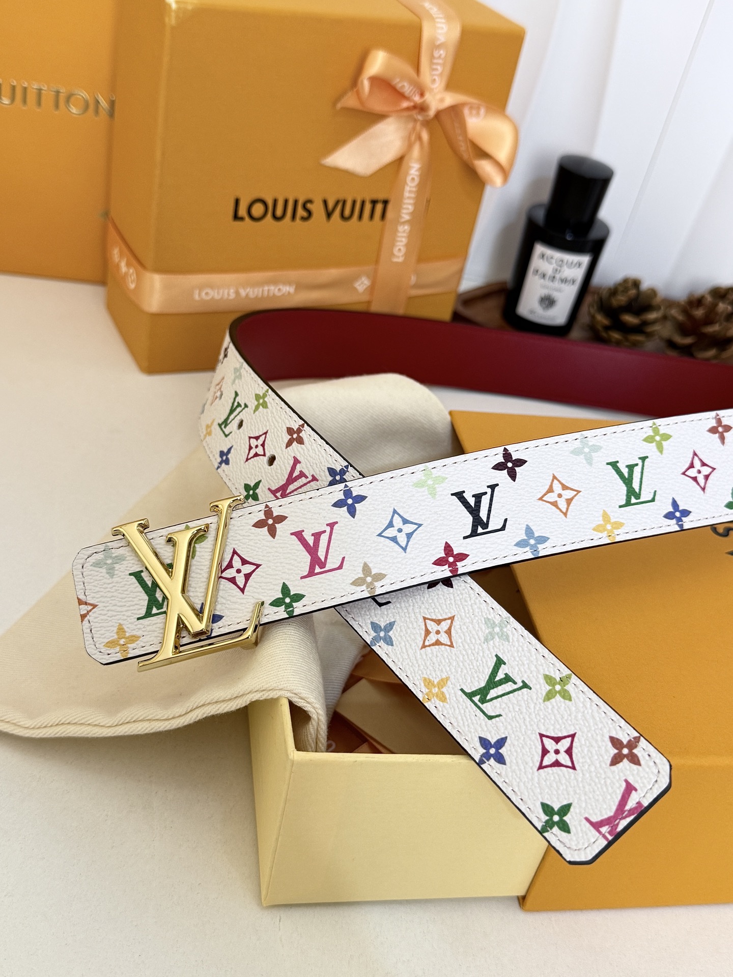 LV红底白彩花亮金LV扣皮带｜35mm标准宽度         原厂彩色印花涂层帆布，搭配细腻柔滑黑皮内里， 质感十足立