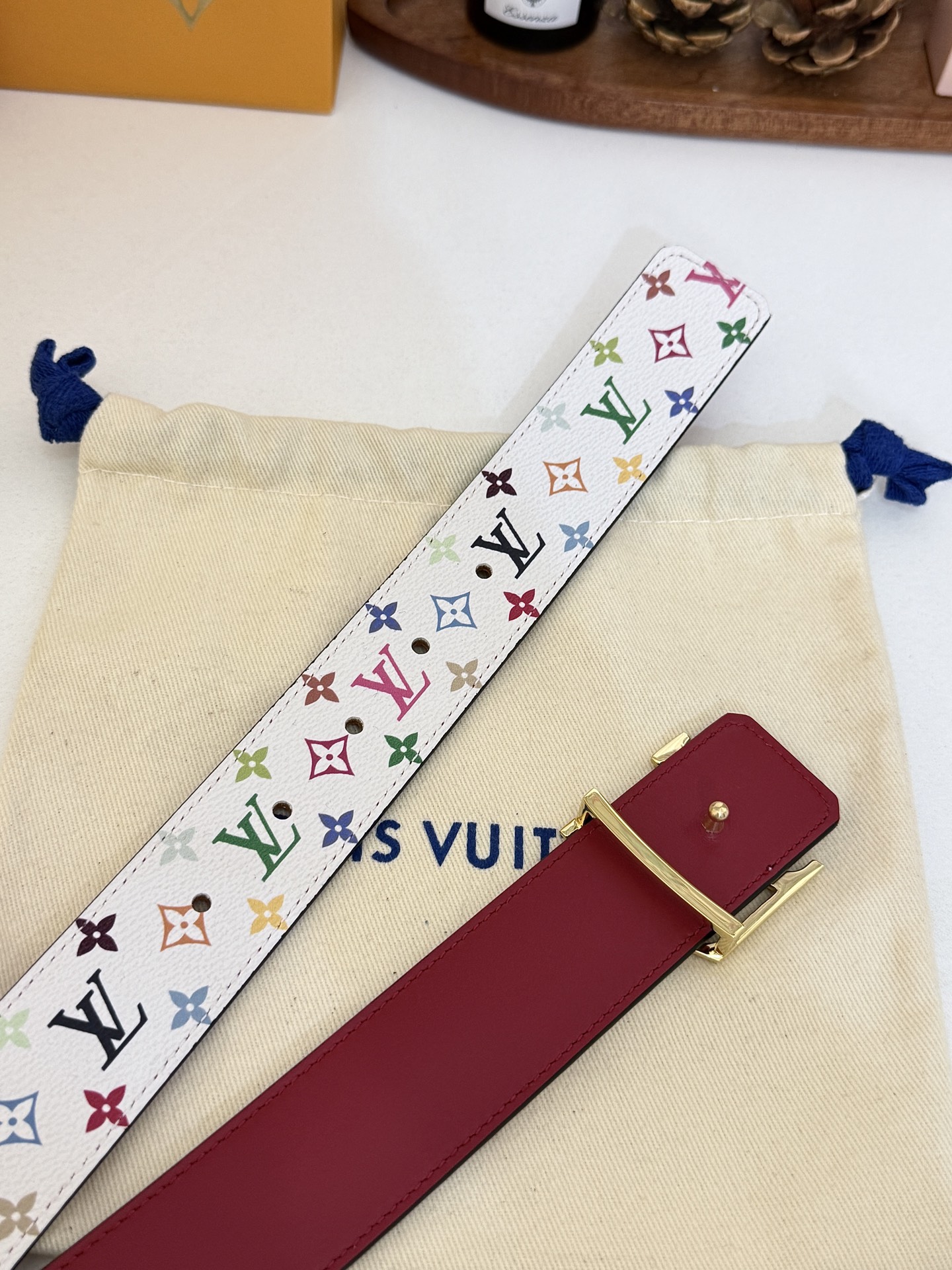 LV红底白彩花亮金LV扣皮带｜35mm标准宽度         原厂彩色印花涂层帆布，搭配细腻柔滑黑皮内里， 质感十足立