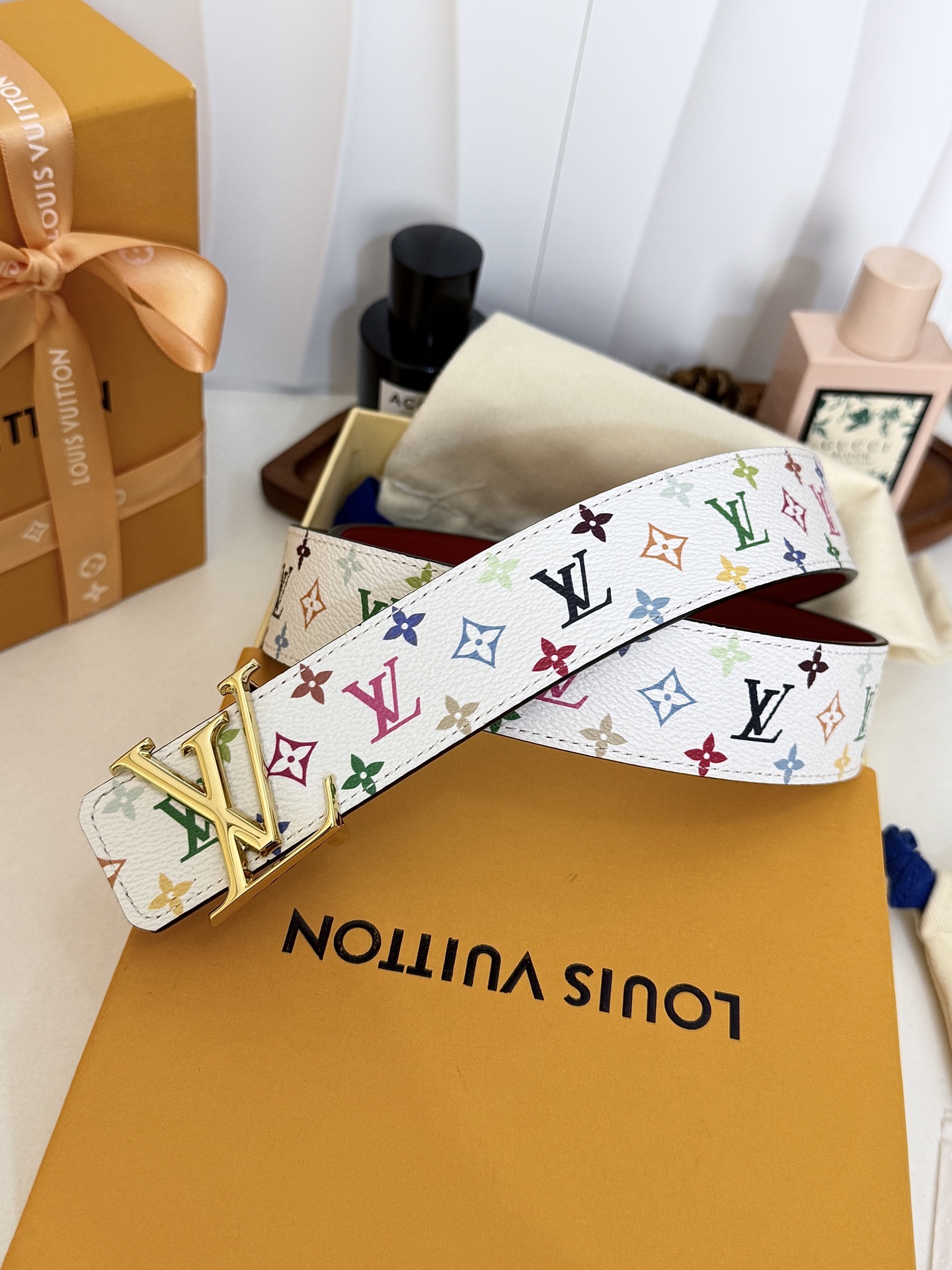LV红底白彩花亮金LV扣皮带｜35mm标准宽度         原厂彩色印花涂层帆布，搭配细腻柔滑黑皮内里， 质感十足立