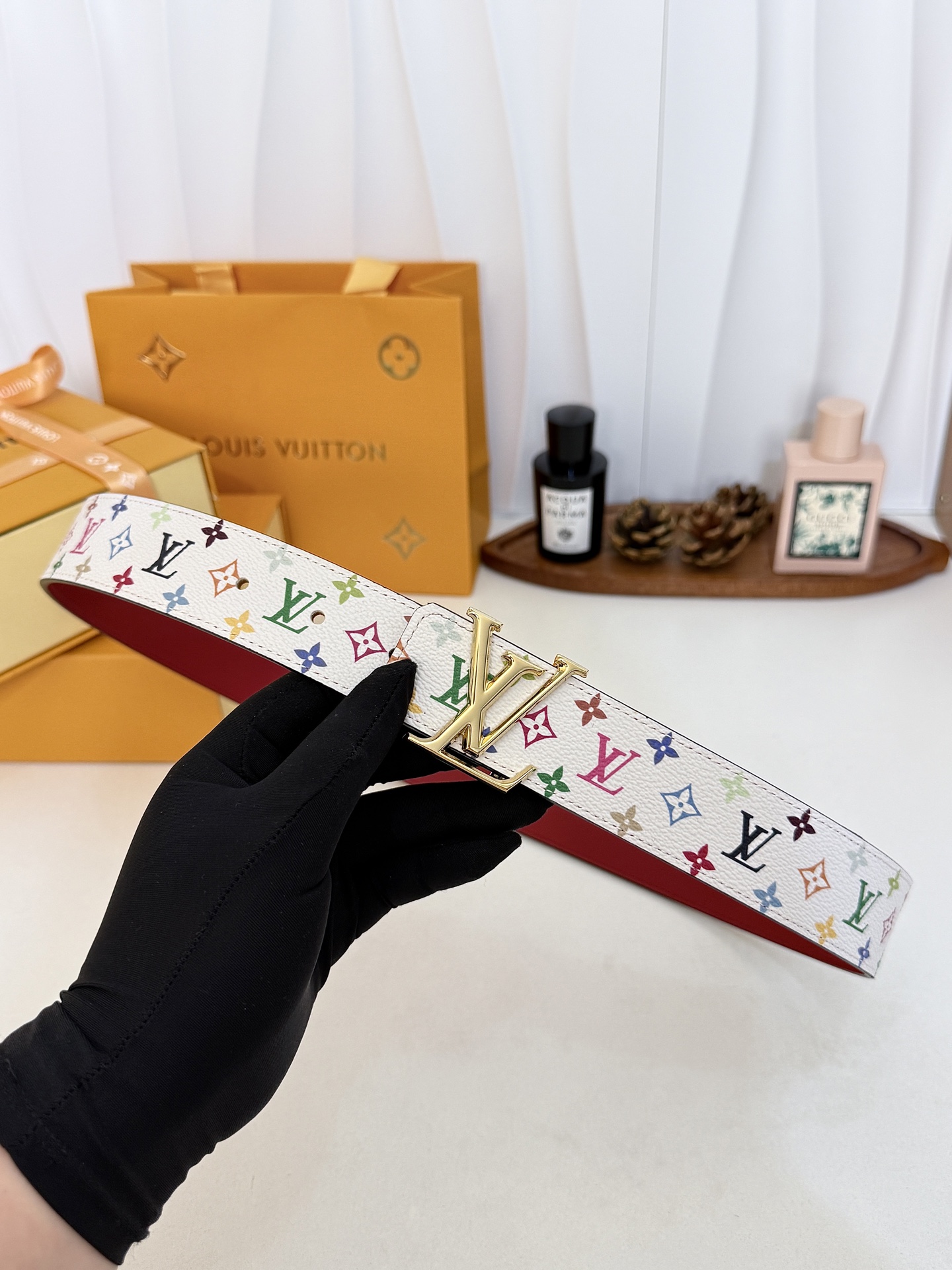 LV红底白彩花亮金LV扣皮带｜35mm标准宽度         原厂彩色印花涂层帆布，搭配细腻柔滑黑皮内里， 质感十足立