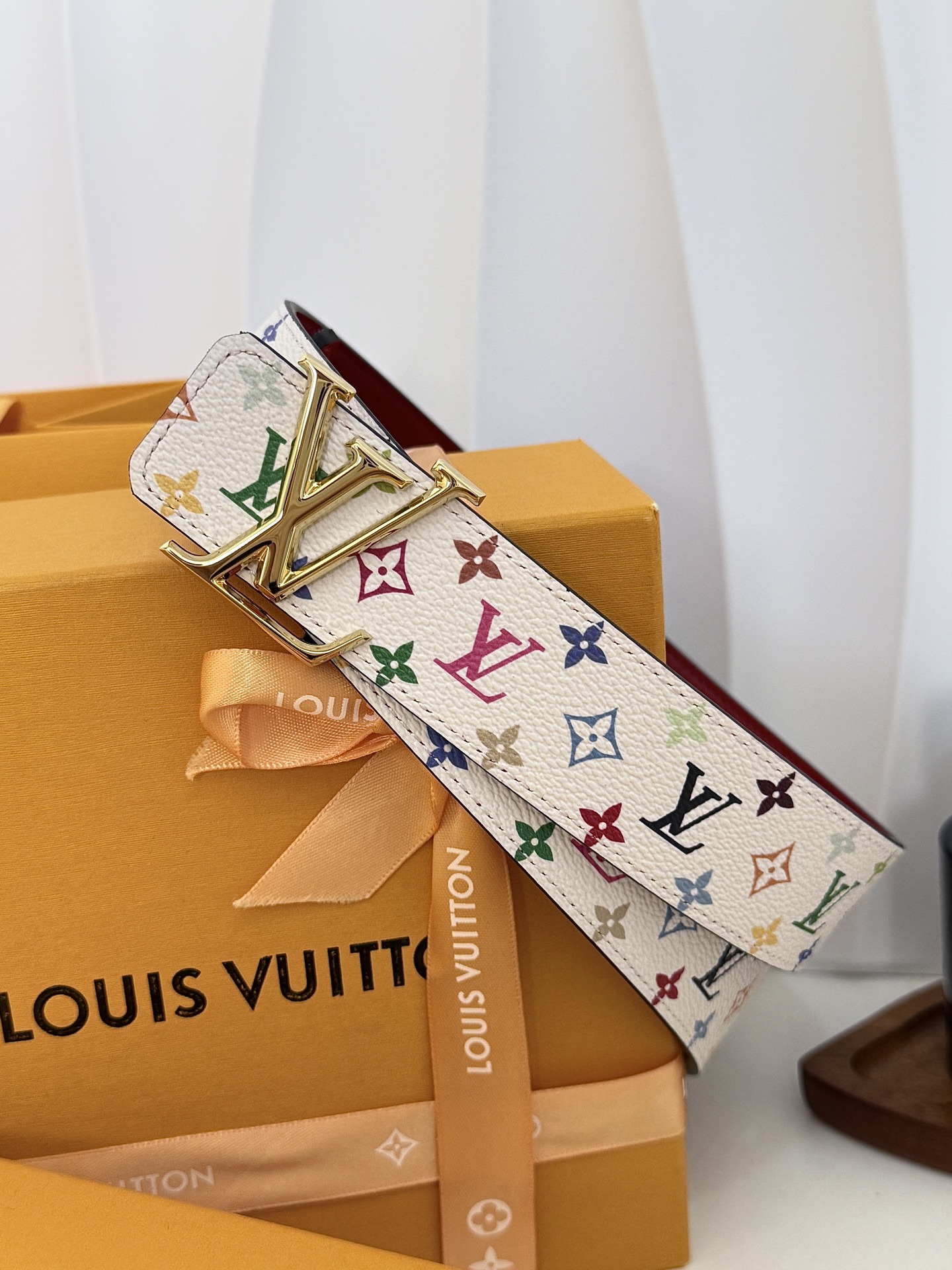 LV红底白彩花亮金LV扣皮带｜35mm标准宽度         原厂彩色印花涂层帆布，搭配细腻柔滑黑皮内里， 质感十足立