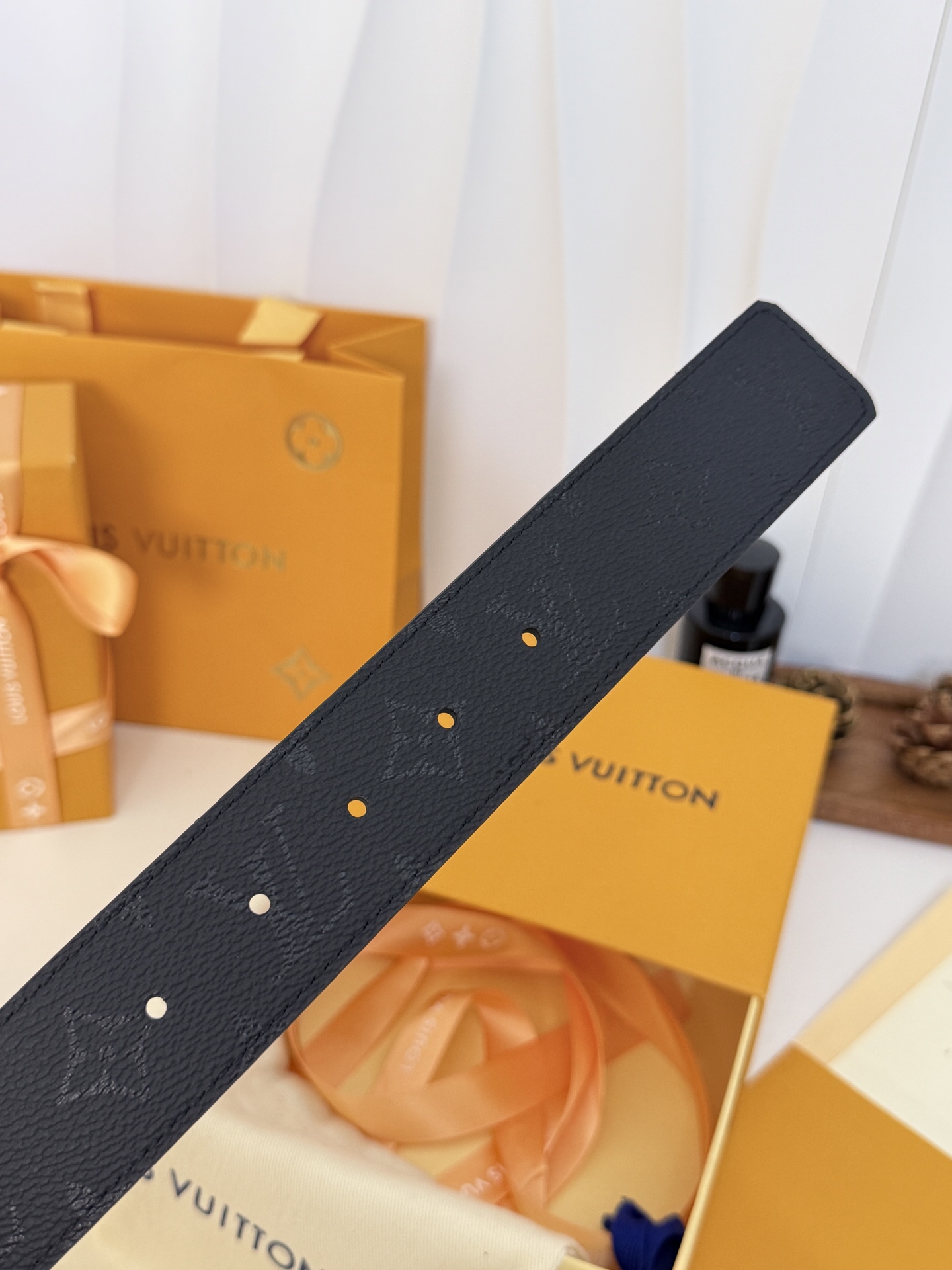 LV暗黑花亮枪扣皮带|40mm标准宽度 LV Initiales Midhight 40 毫米双面腰带 LV暗黑花亮枪扣皮带|40mm标准宽度 LV Initiales Midhight 40 毫米双面腰带