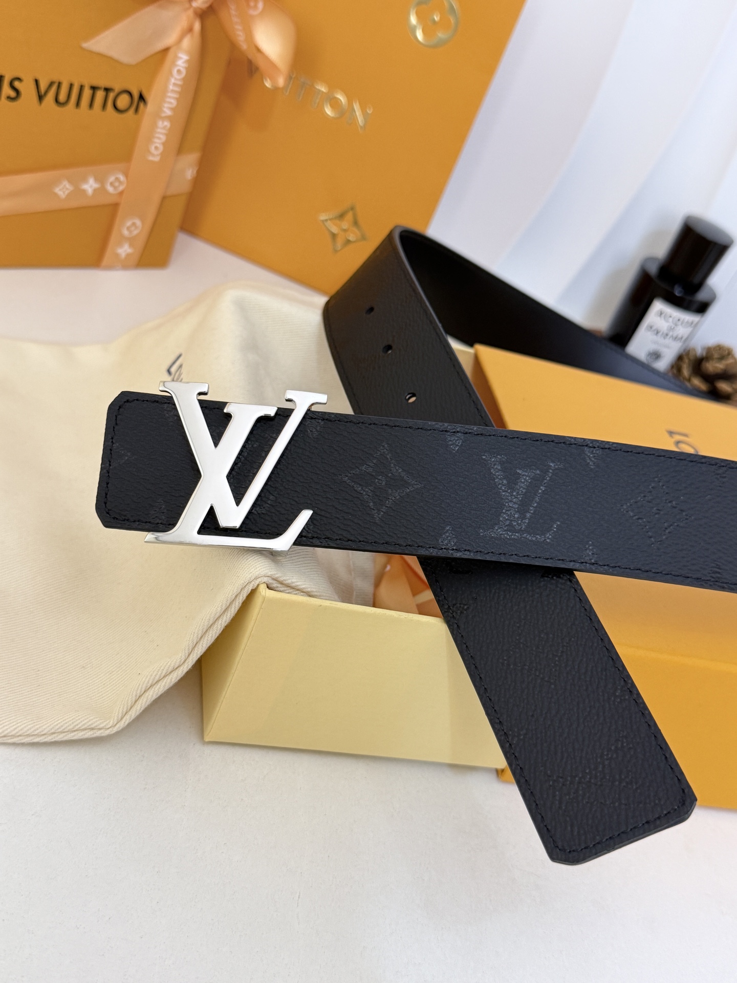 LV暗黑花亮银扣皮带|40mm标准宽度 LV Initiales Midhight 40 毫米双面腰带 LV暗黑花亮银扣皮带|40mm标准宽度 LV Initiales Midhight 40 毫米双面腰带